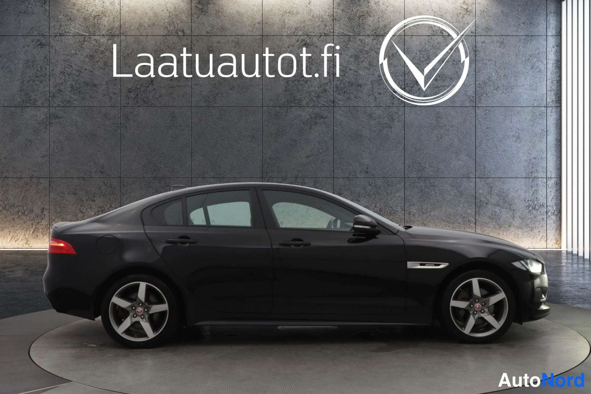 Musta Jaguar XE 2019, sivulta, kuva 5