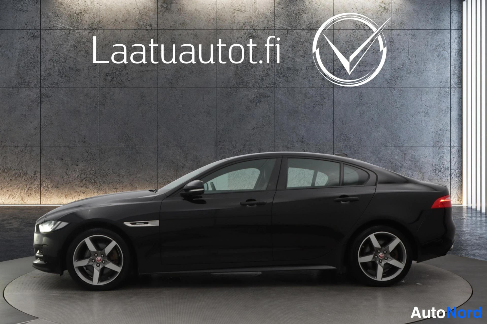 Musta Jaguar XE 2019, sivulta, kuva 6
