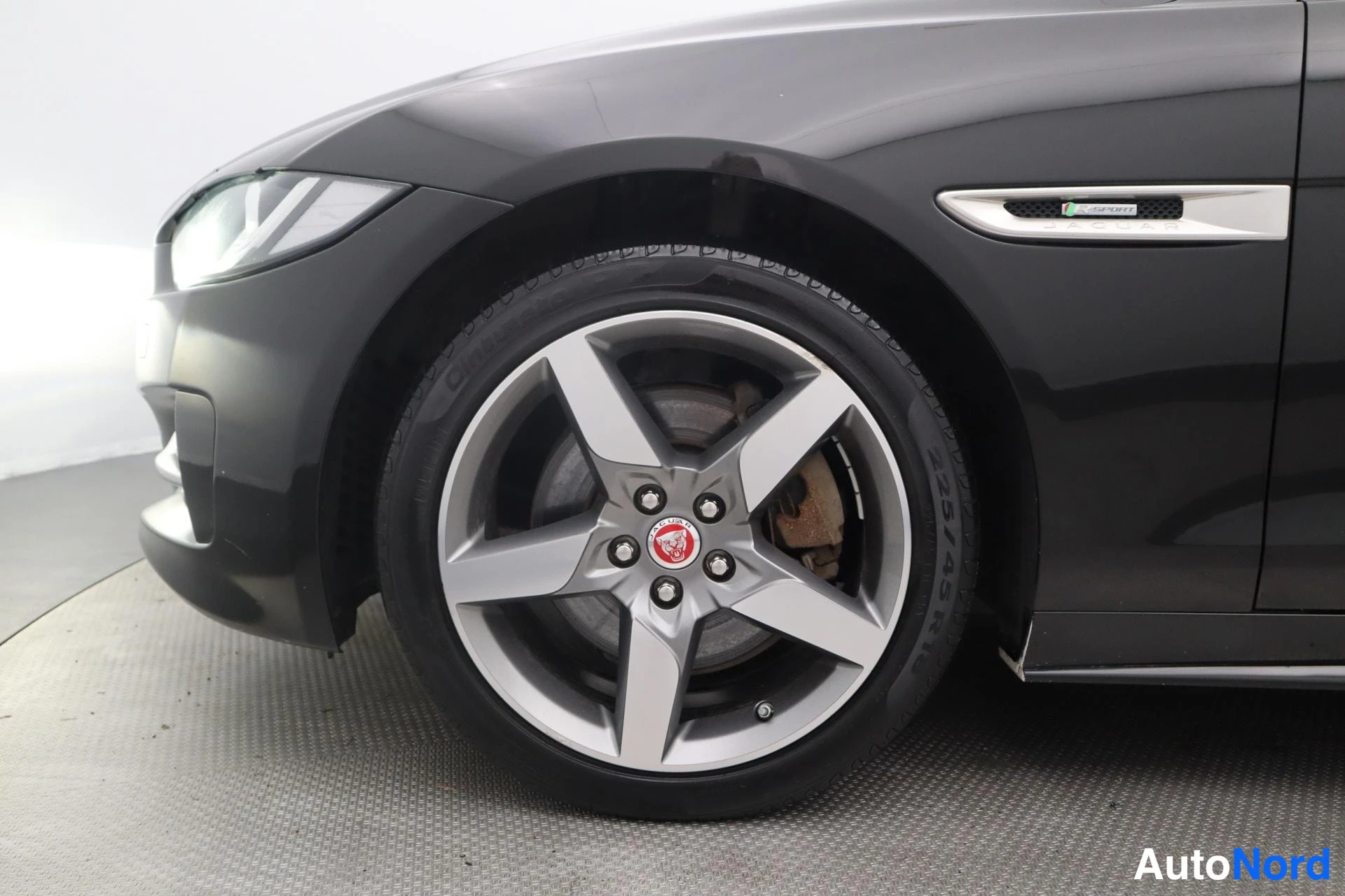 Musta Jaguar XE 2019, etuviisto, keula vasemmalle, kuva 2