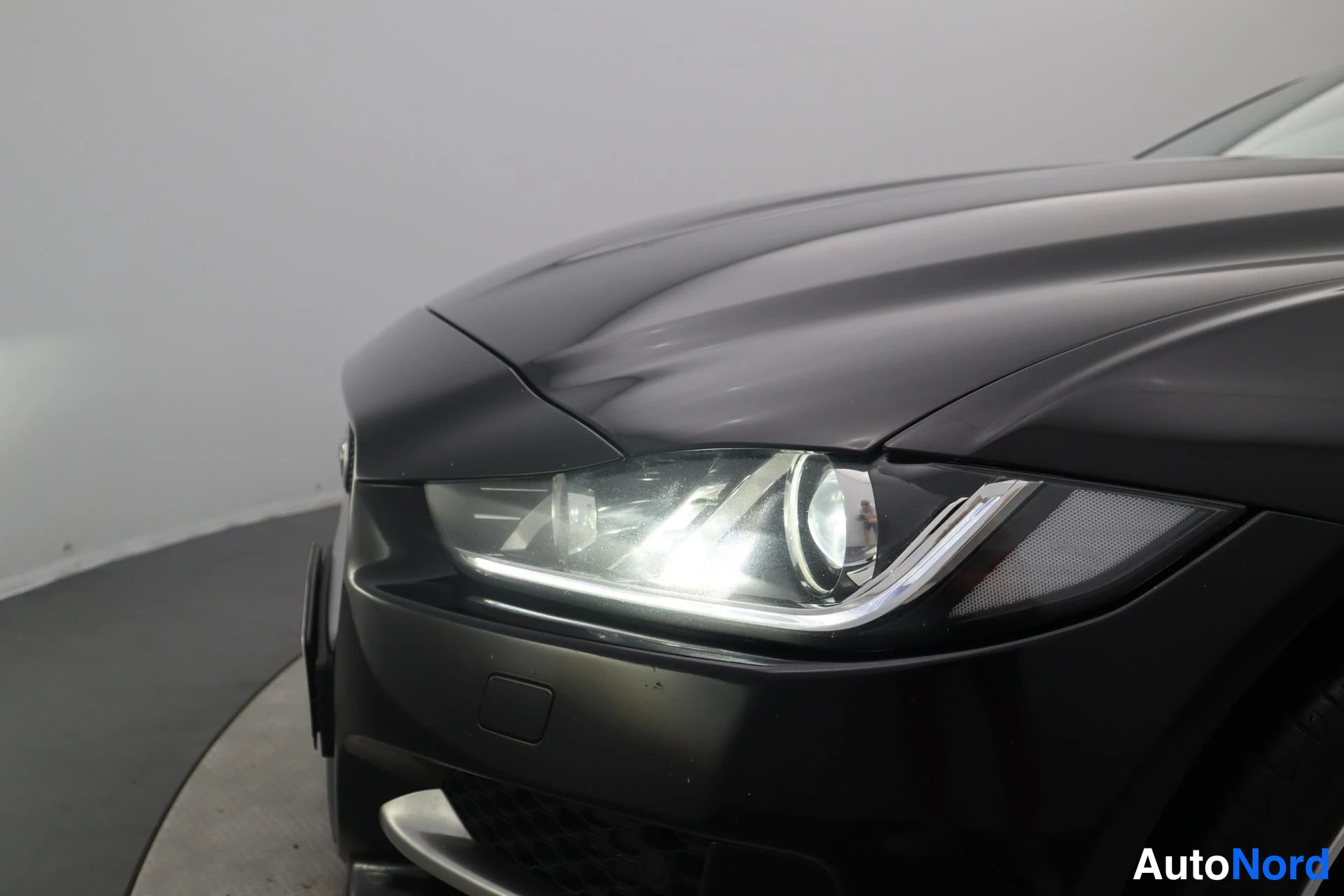 Musta Jaguar XE 2019, edestä, kuva 4