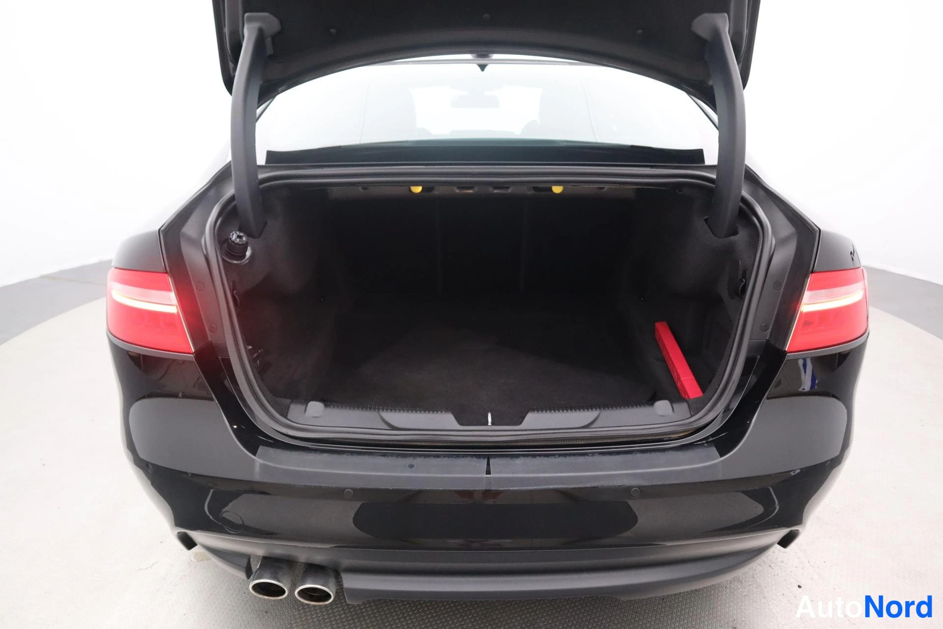 Musta Jaguar XE 2019, takaa, kuva 9