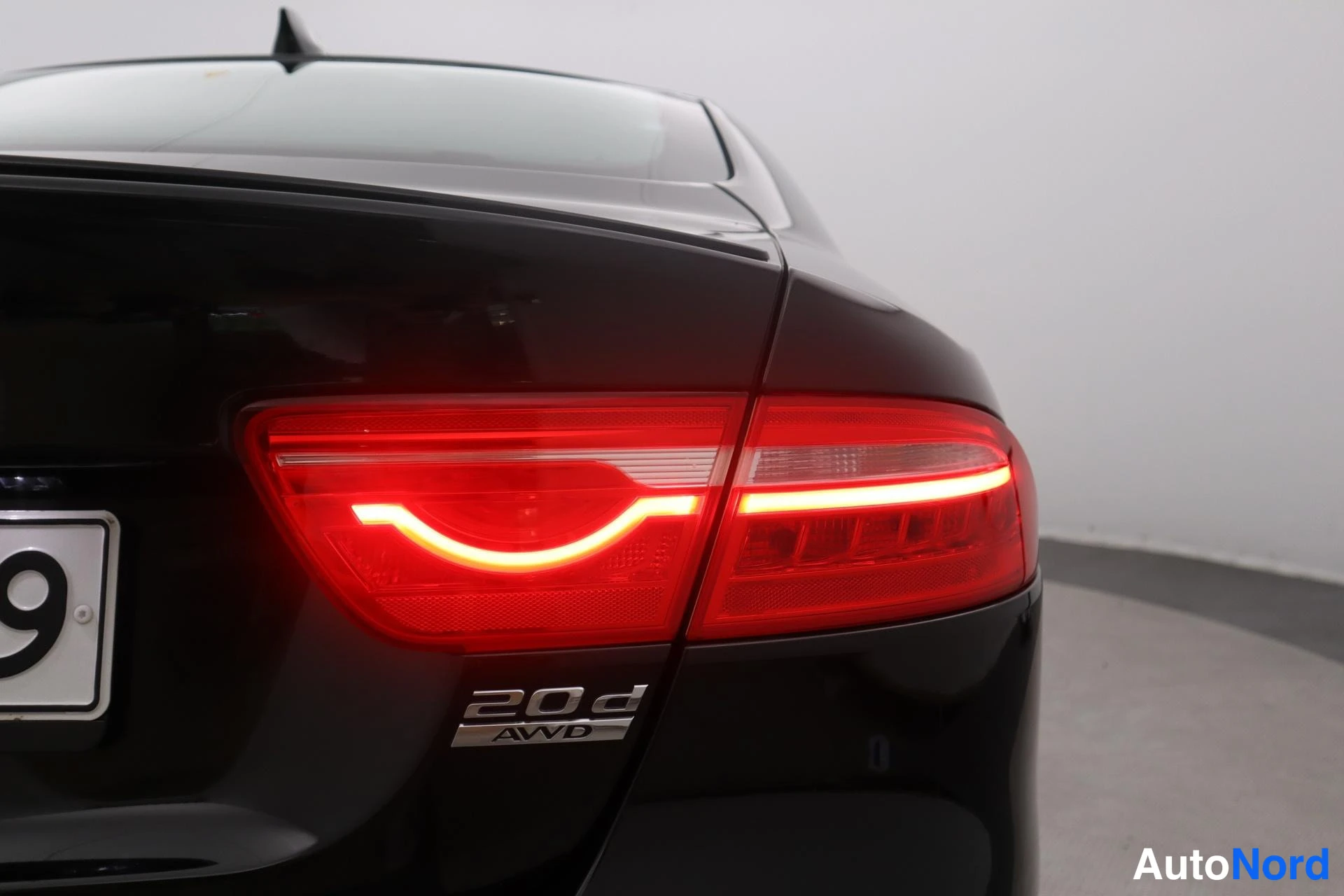 Musta Jaguar XE 2019, takaa, kuva 10