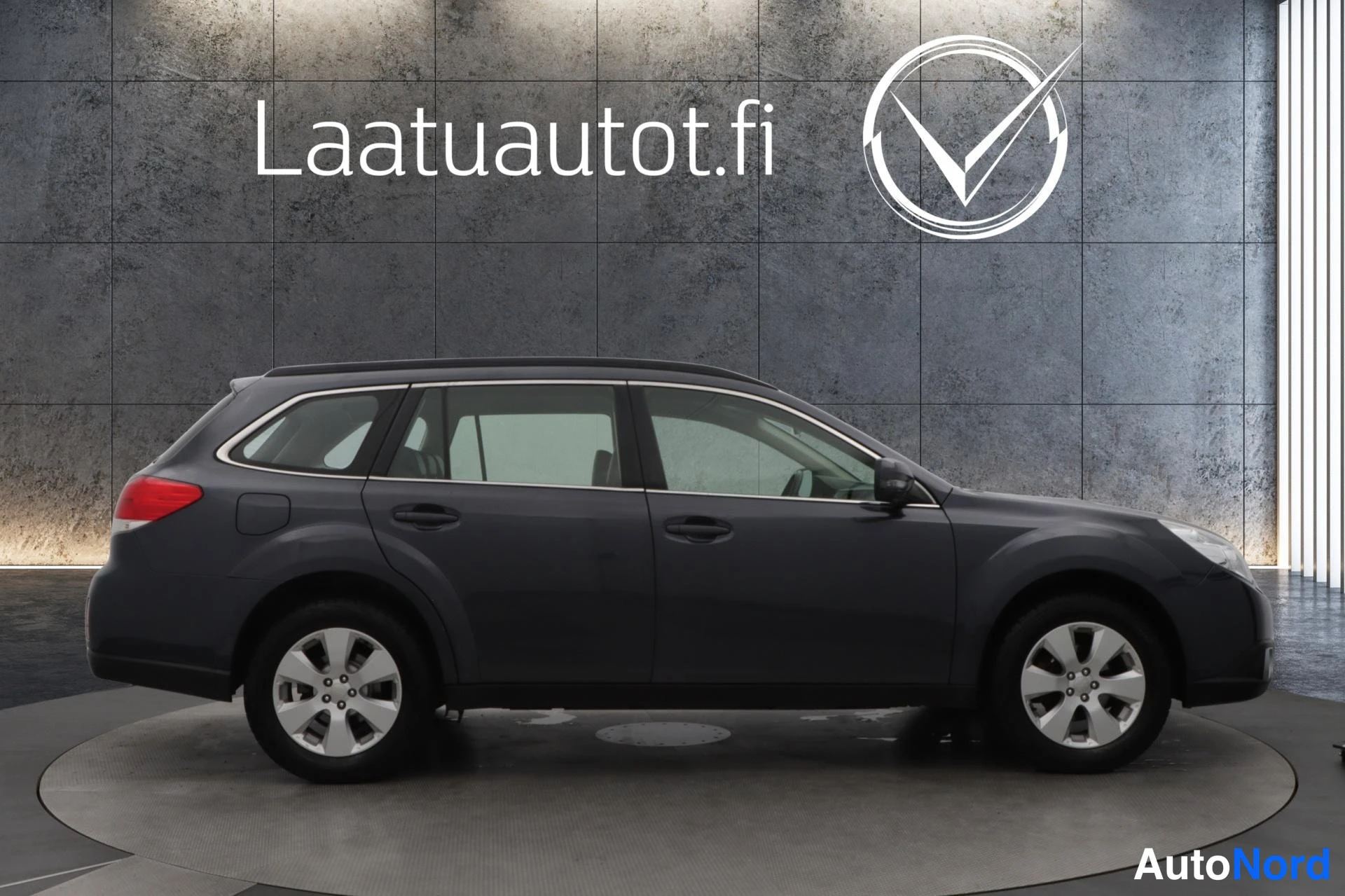 Harmaa Subaru Outback 2011, sivulta, kuva 3