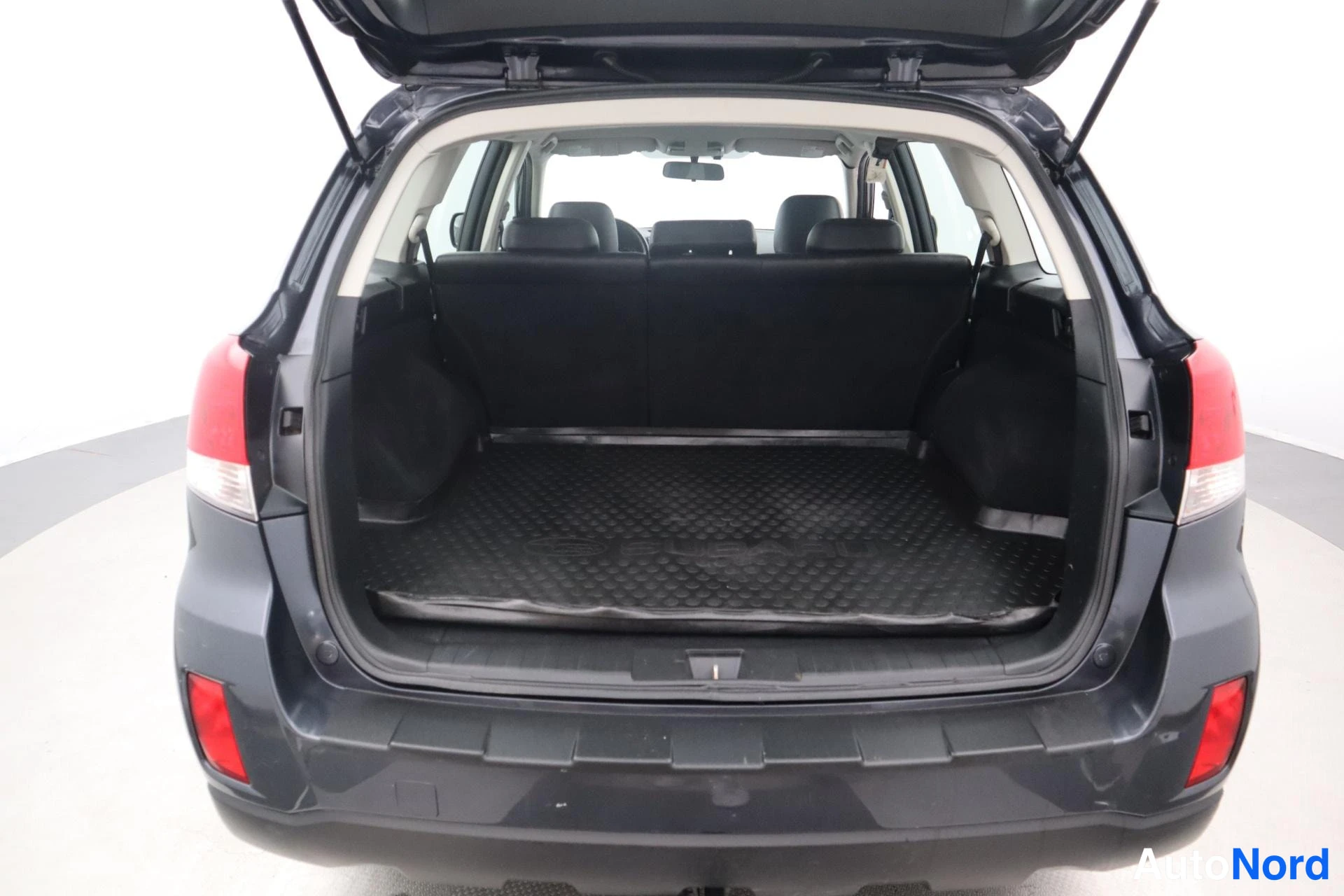 Harmaa Subaru Outback 2011, takaa, kuva 7