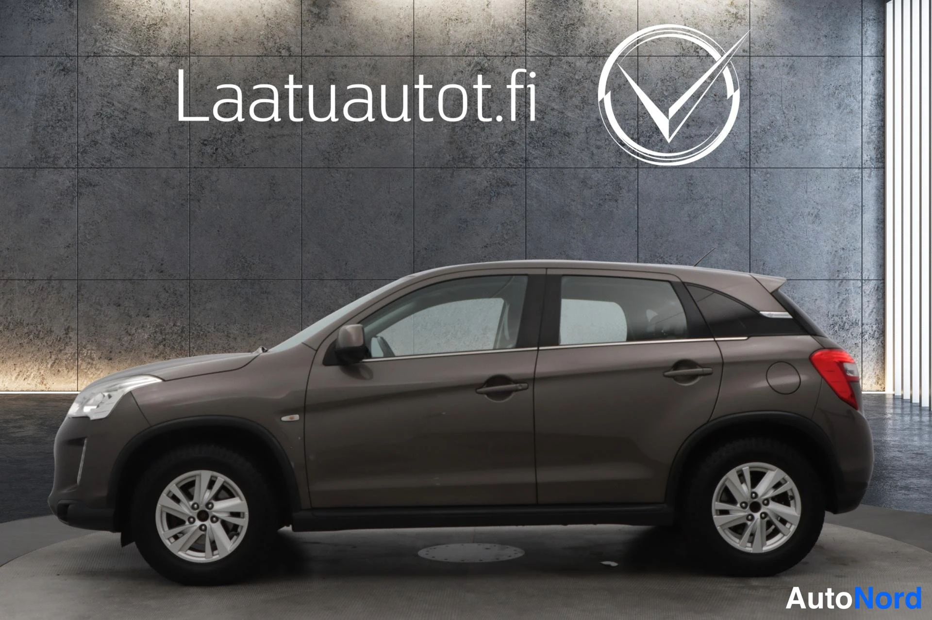 Ruskea Citroen C4 Aircross 2012, sivulta, kuva 3