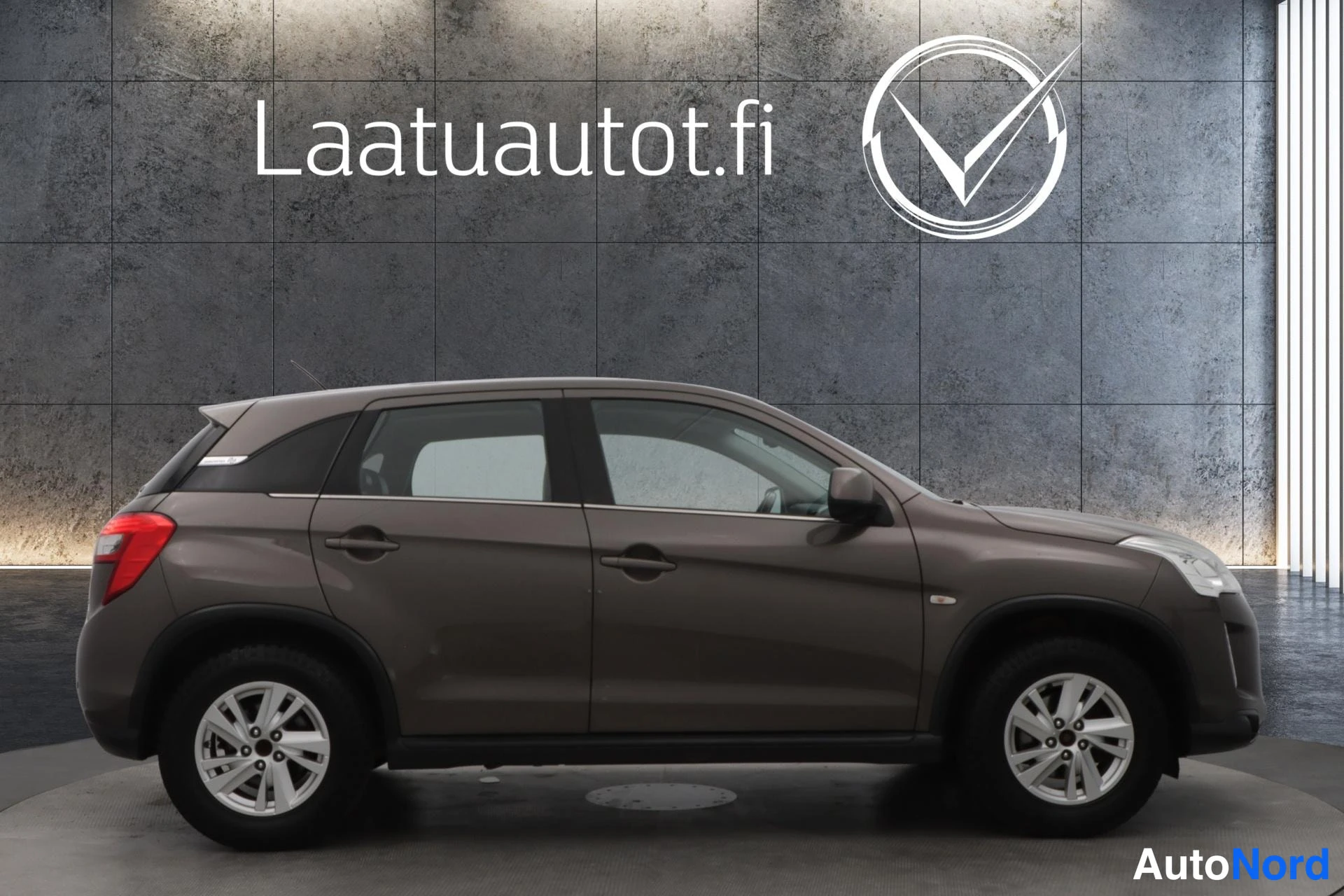 Ruskea Citroen C4 Aircross 2012, sivulta, kuva 4