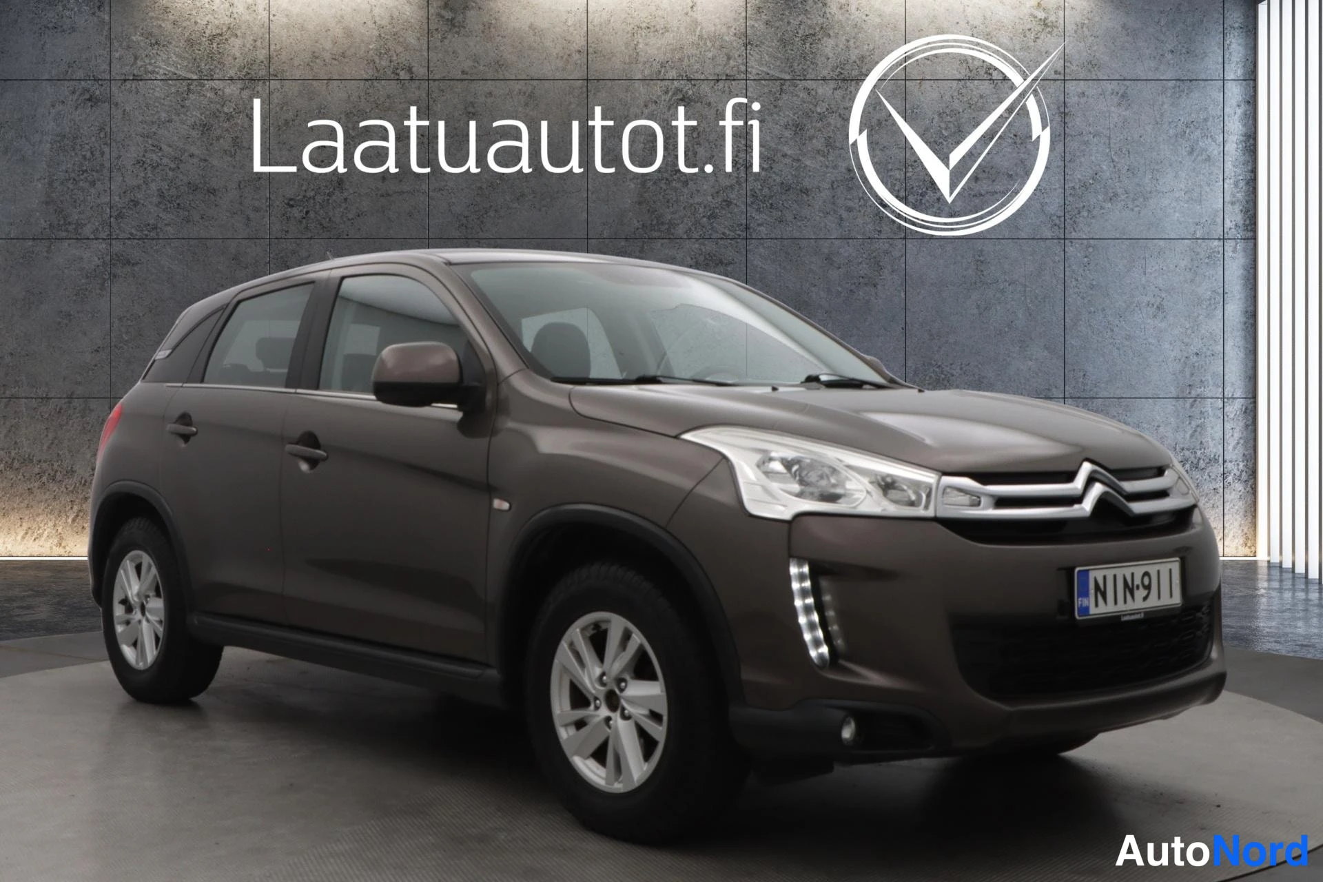 Ruskea Citroen C4 Aircross 2012, etuviisto, keula oikealle, kuva 2