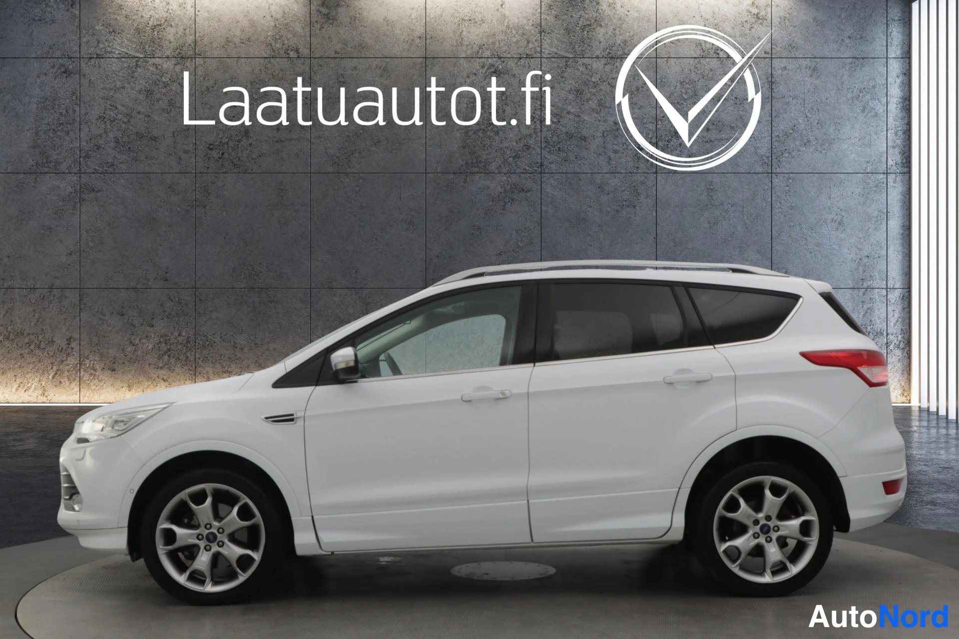 Valkoinen Ford Kuga 2015, etuviisto, keula vasemmalle, kuva 2