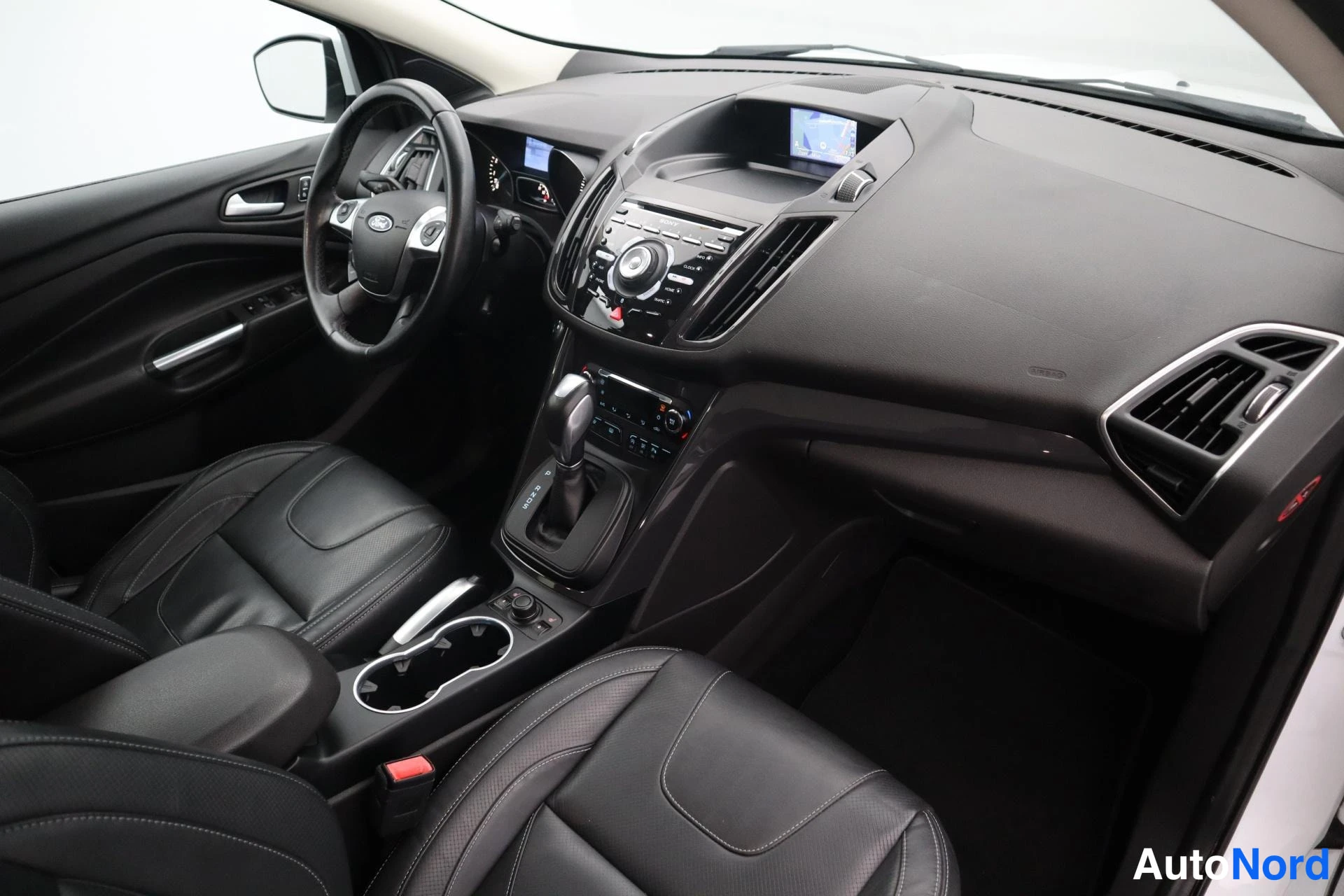 Valkoinen Ford Kuga 2015, kuva 12