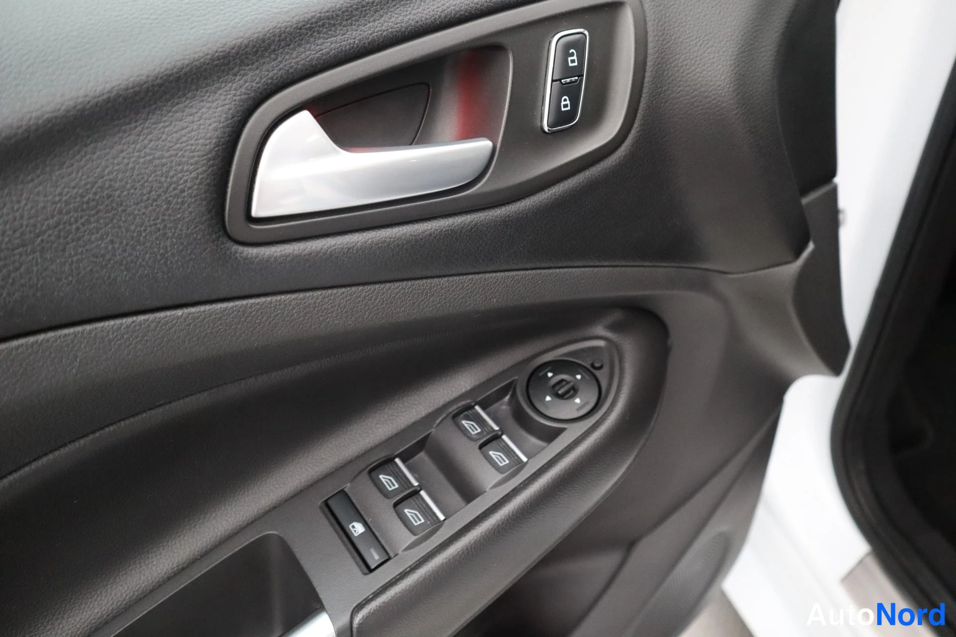 Valkoinen Ford Kuga 2015, kuva 16