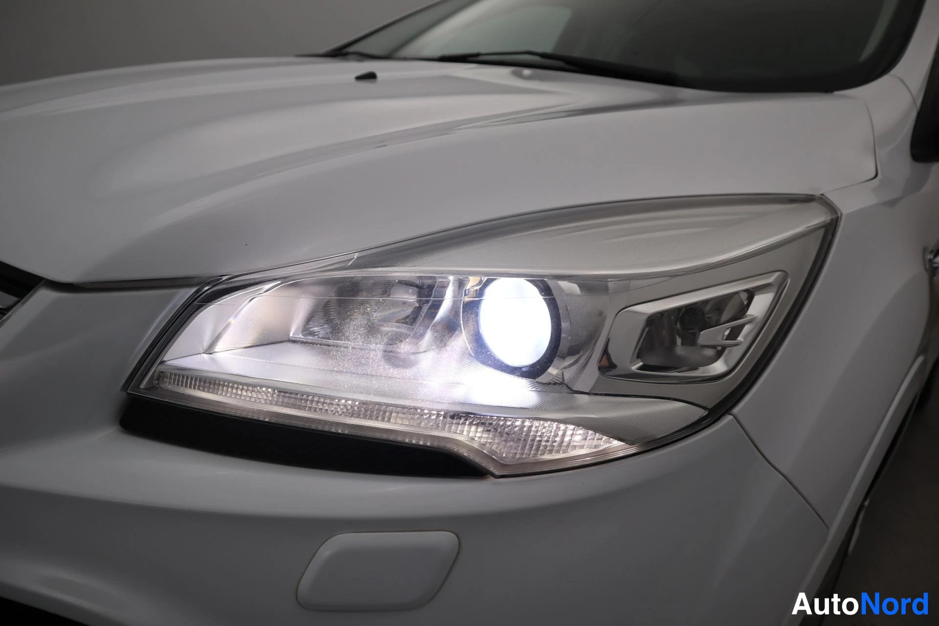 Valkoinen Ford Kuga 2015, edestä, kuva 4