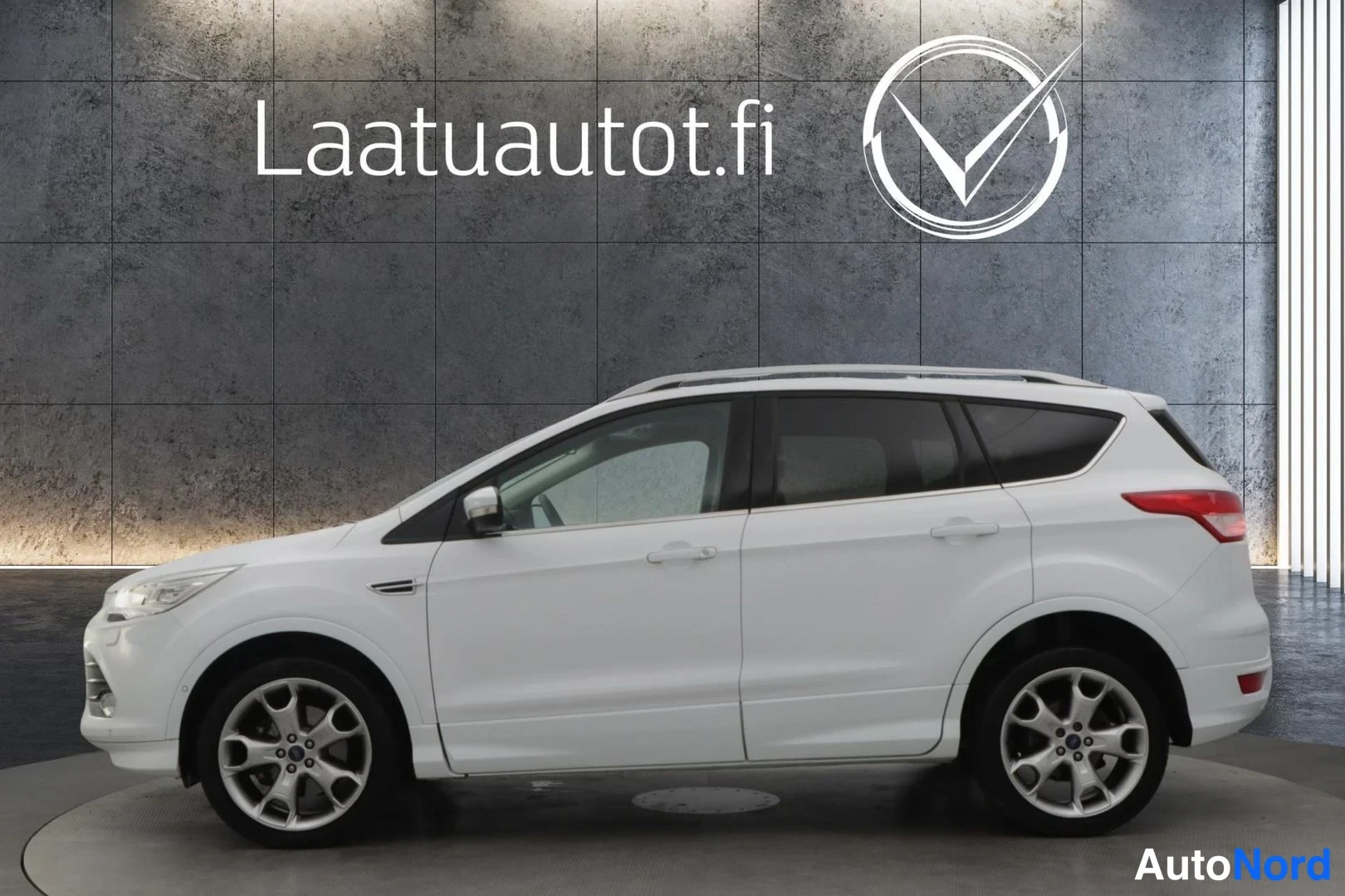 Valkoinen Ford Kuga 2015, etuviisto, keula vasemmalle, kuva 2