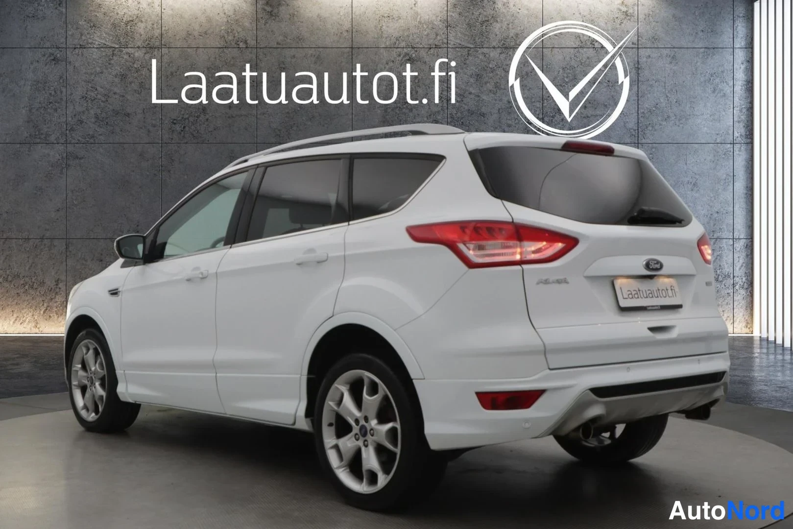 Valkoinen Ford Kuga 2015, takaviisto, kuva 5