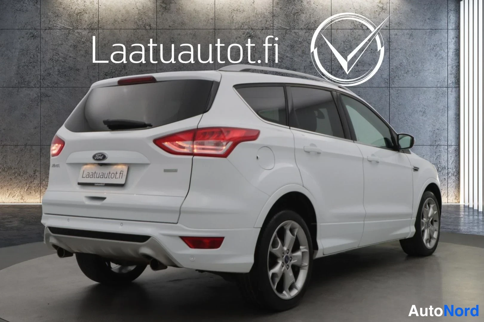 Valkoinen Ford Kuga 2015, takaviisto, kuva 6