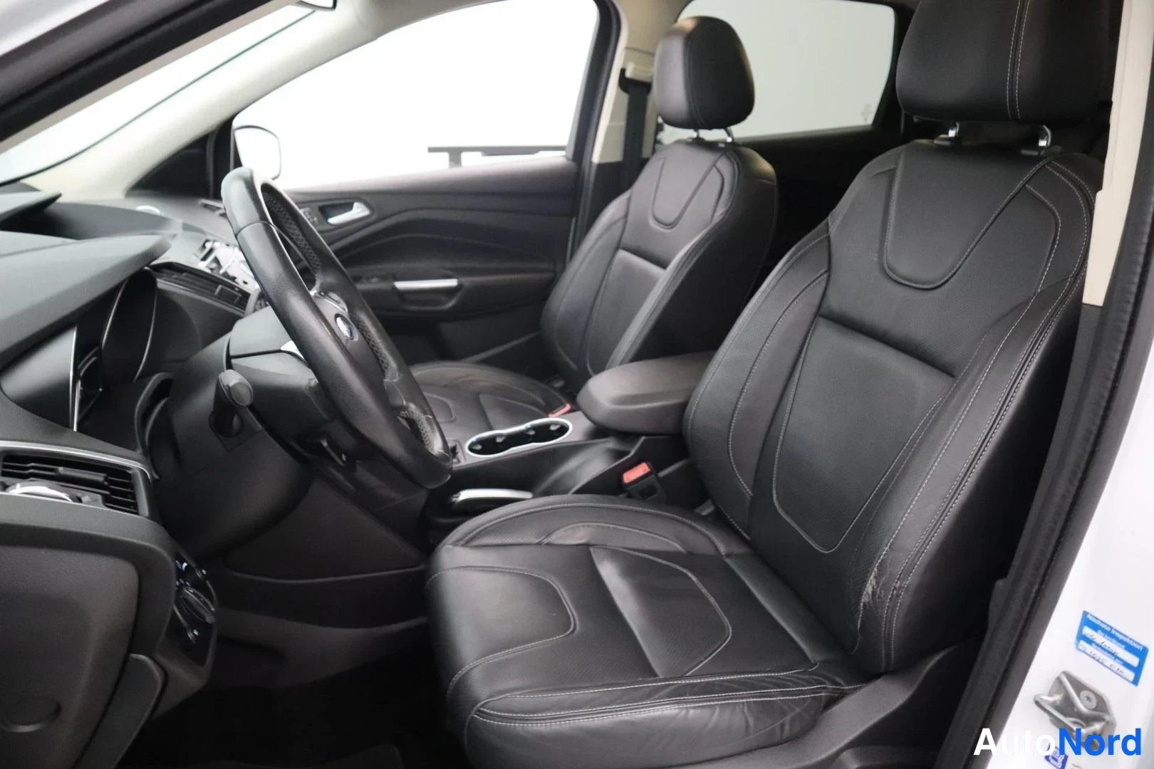 Valkoinen Ford Kuga 2015, etuistuimet, kuva 12
