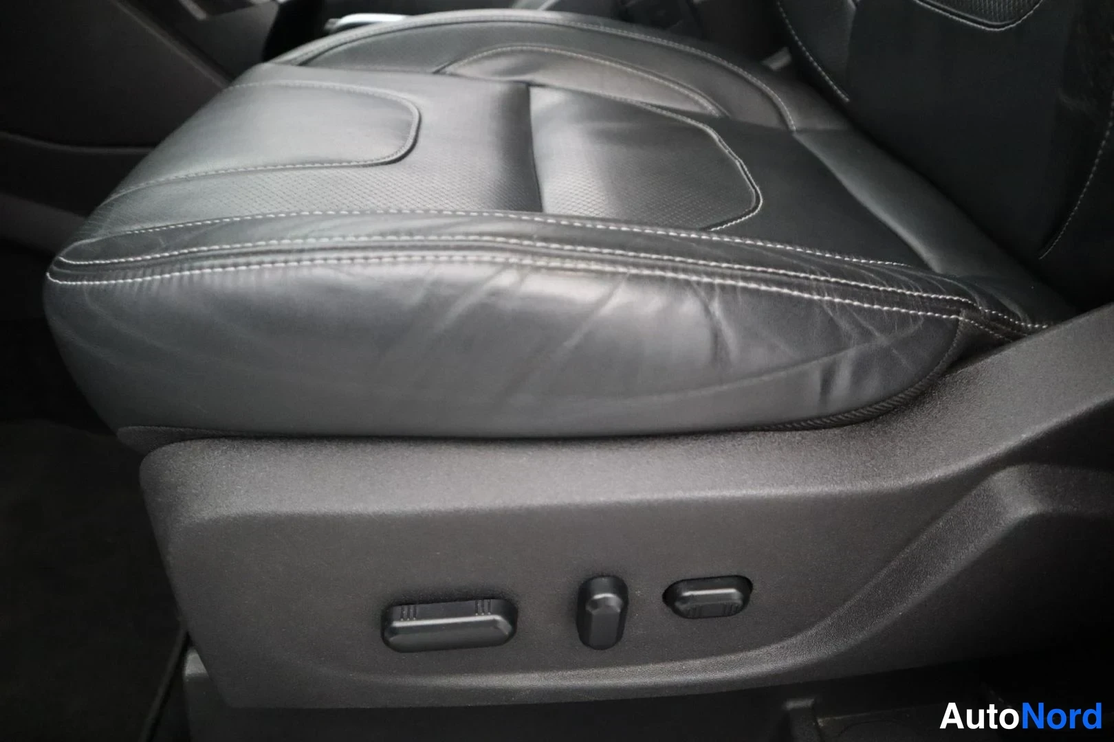 Valkoinen Ford Kuga 2015, yksityiskohta, kuva 16