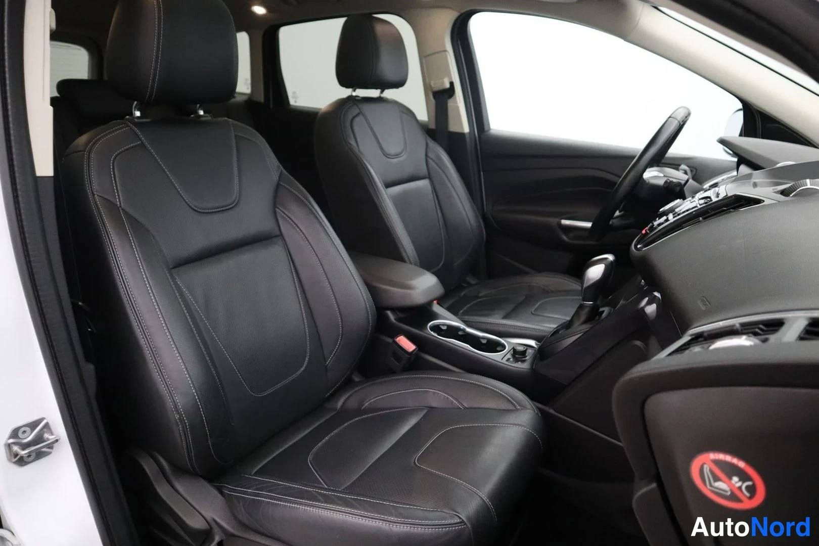 Valkoinen Ford Kuga 2015, etuistuimet, kuva 13