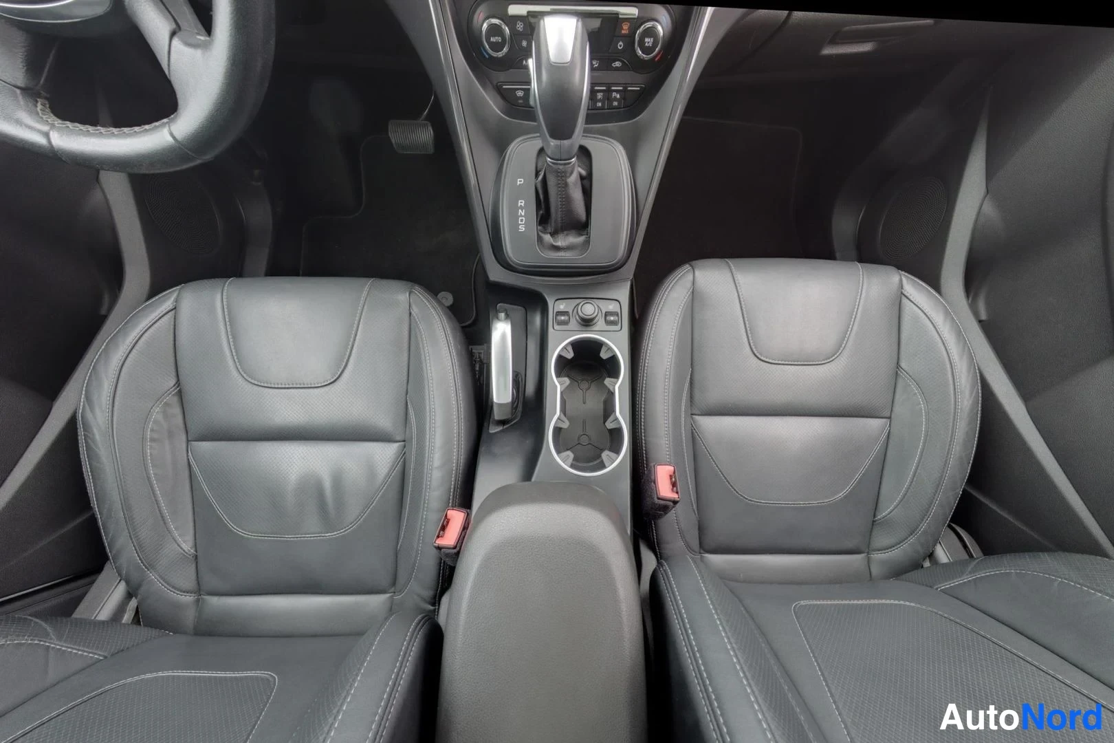 Valkoinen Ford Kuga 2015, ohjaamo, kuva 10