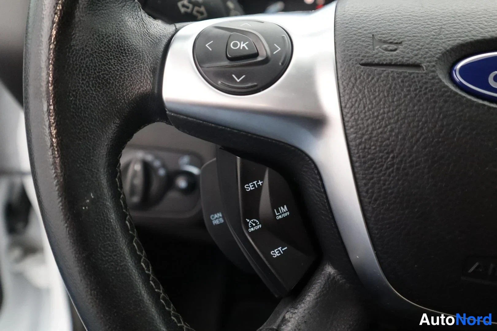 Valkoinen Ford Kuga 2015, yksityiskohta, kuva 19