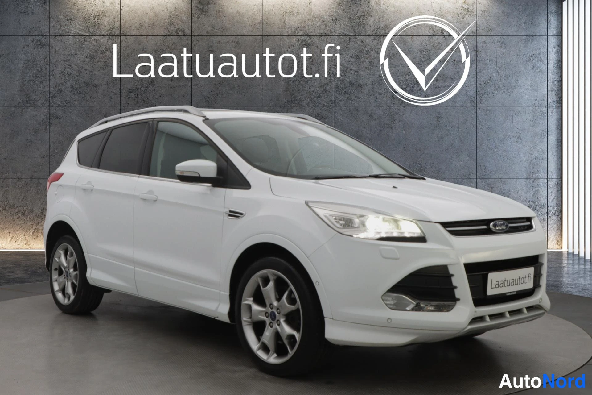 Valkoinen Ford Kuga 2015, etuviisto, keula oikealle, kuva 3