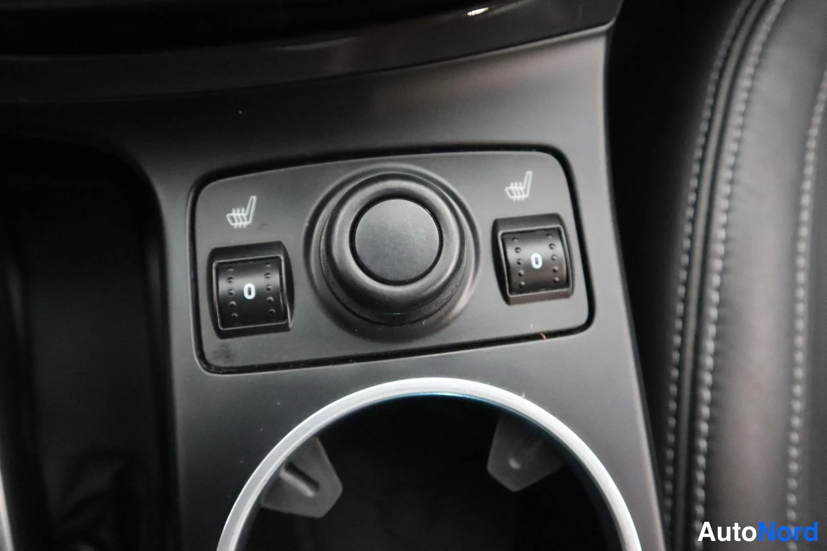 Valkoinen Ford Kuga 2015, yksityiskohta, kuva 26
