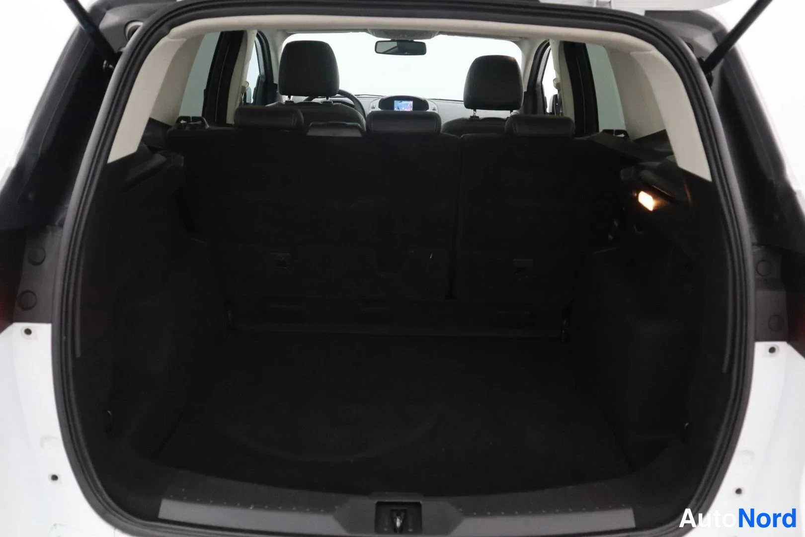 Valkoinen Ford Kuga 2015, tavaratila, kuva 15