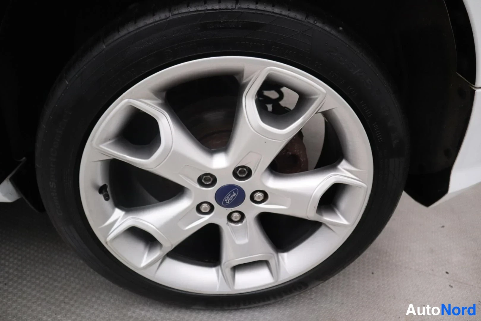 Valkoinen Ford Kuga 2015, yksityiskohta, kuva 29