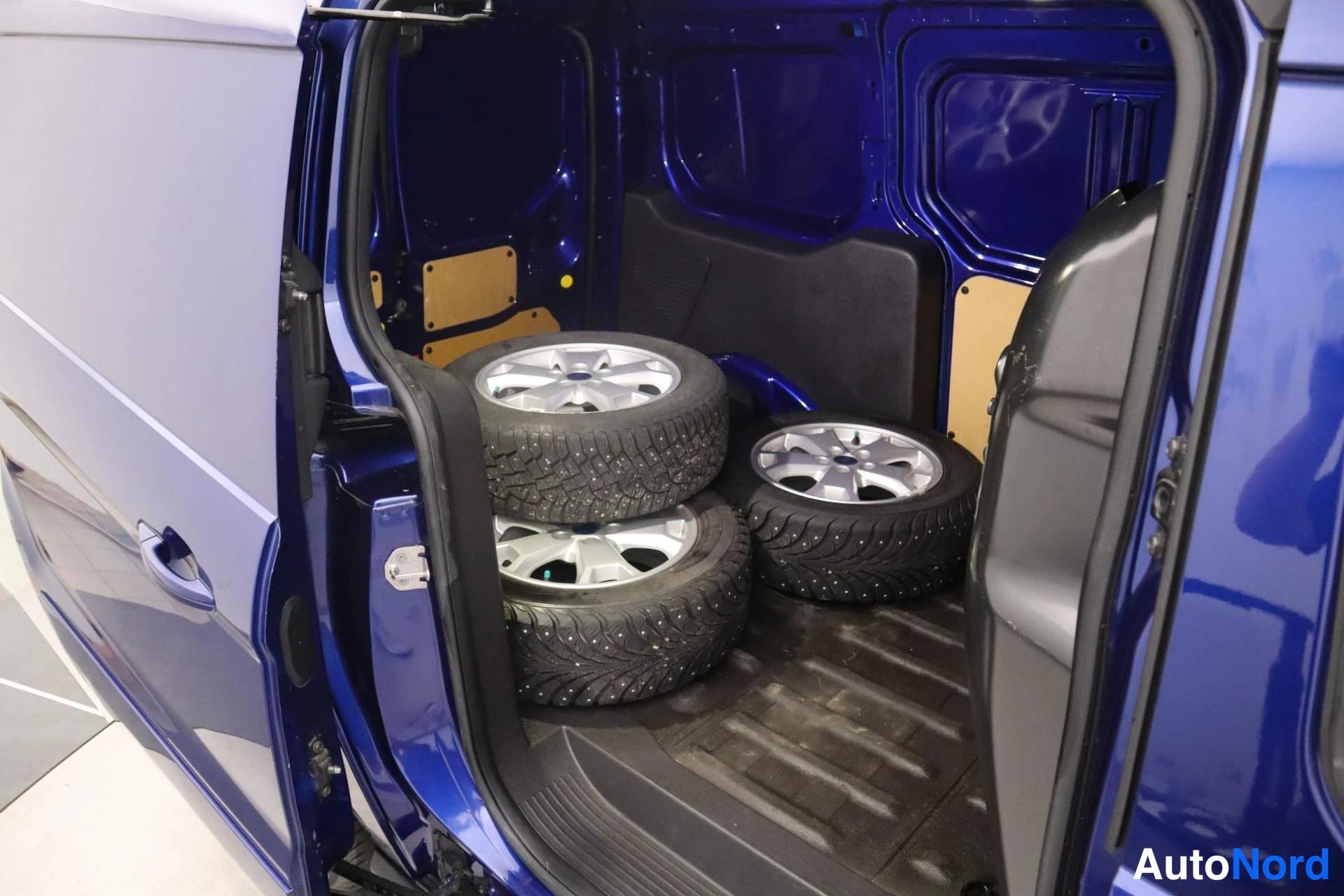 Sininen Ford Transit Connect 2017, sivulta, kuva 6