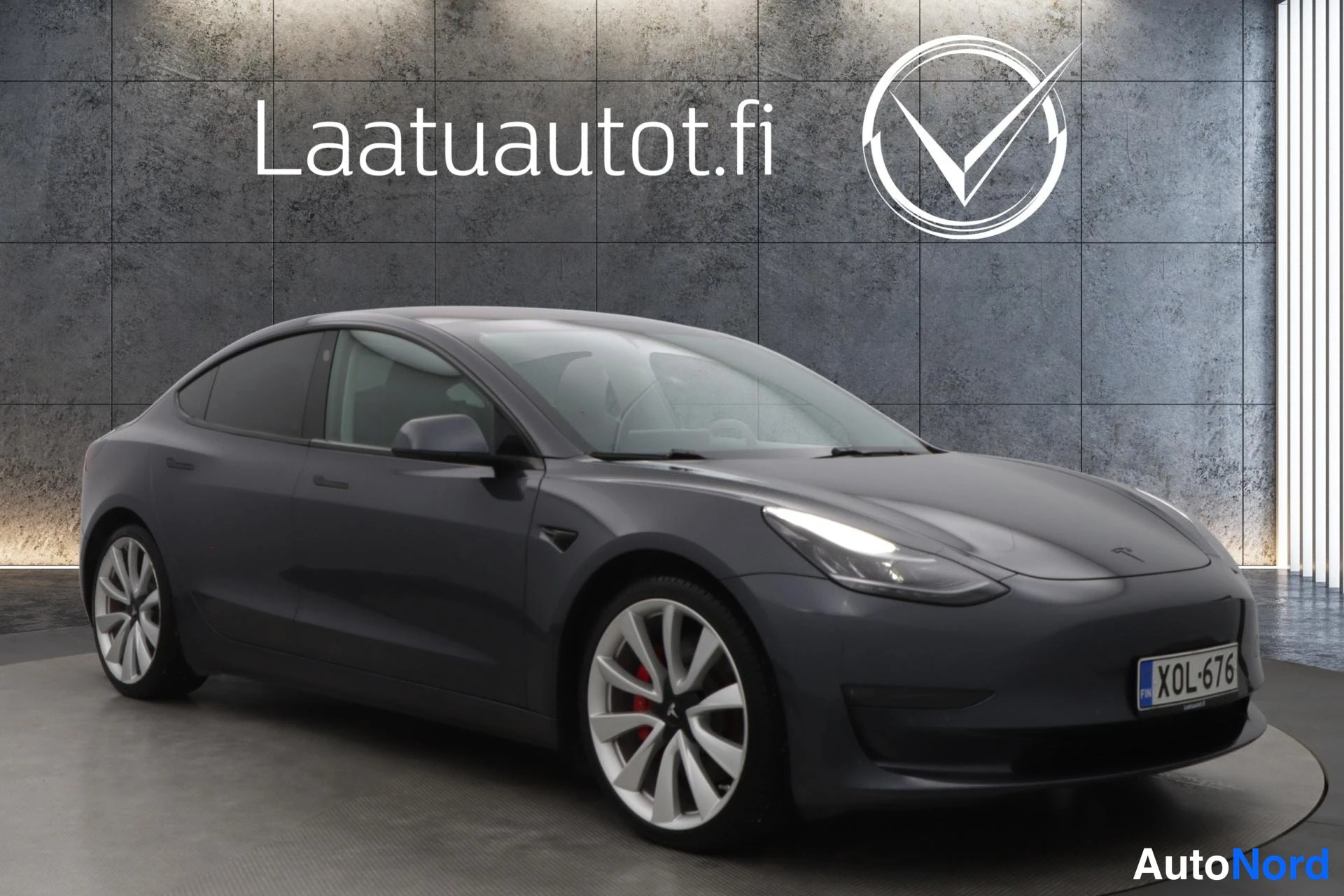 Harmaa Tesla Model 3 2019, etuviisto, keula oikealle, kuva 3