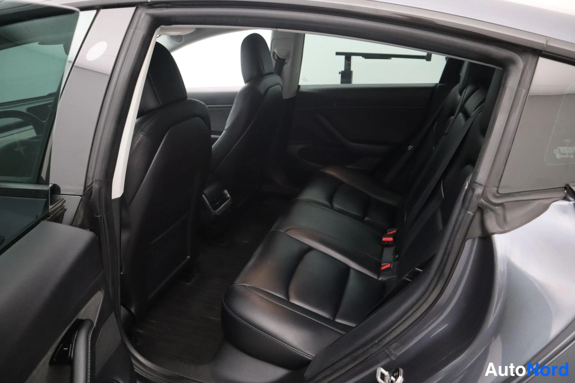 Harmaa Tesla Model 3 2019, kuva 18