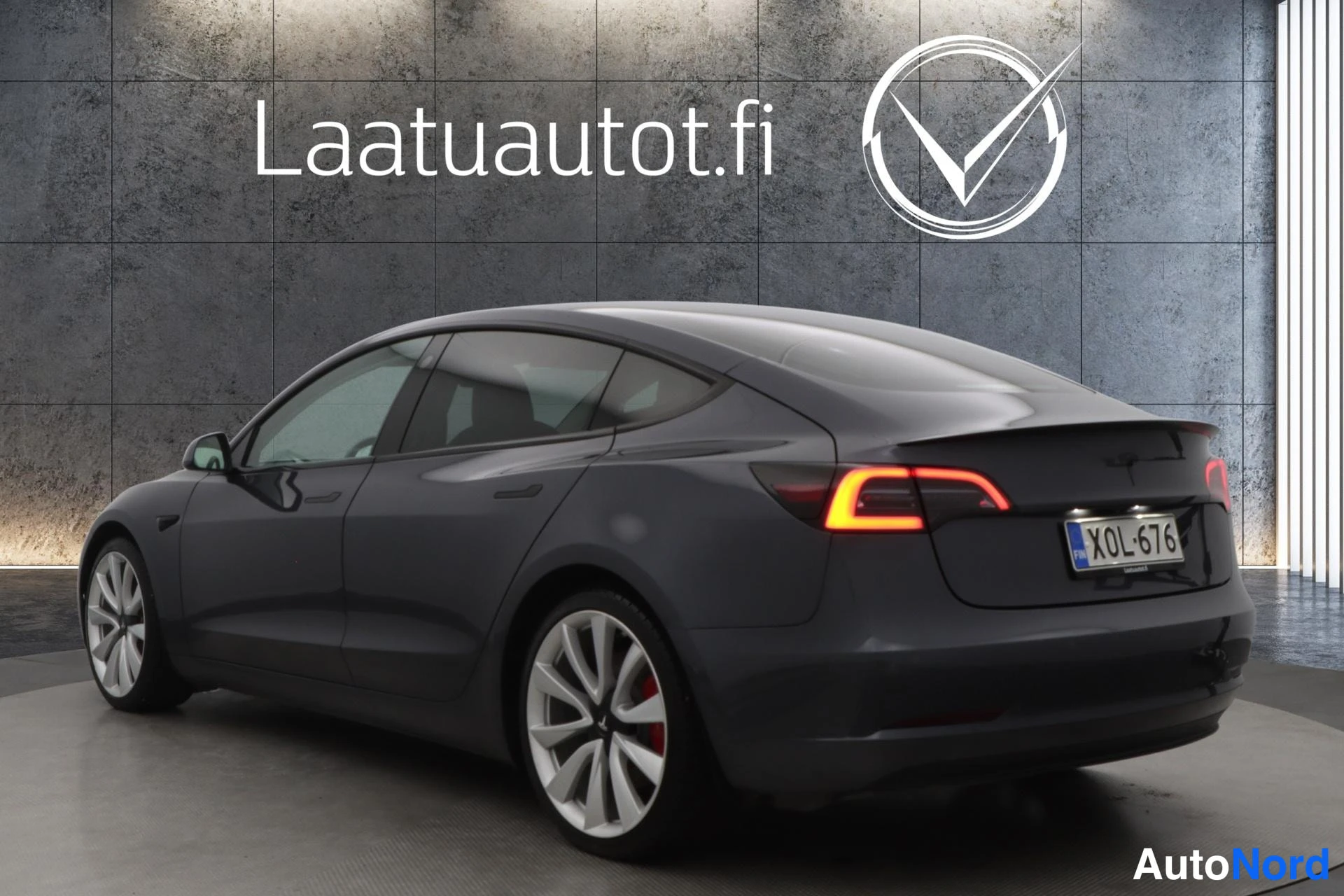Harmaa Tesla Model 3 2019, takaviisto, kuva 5