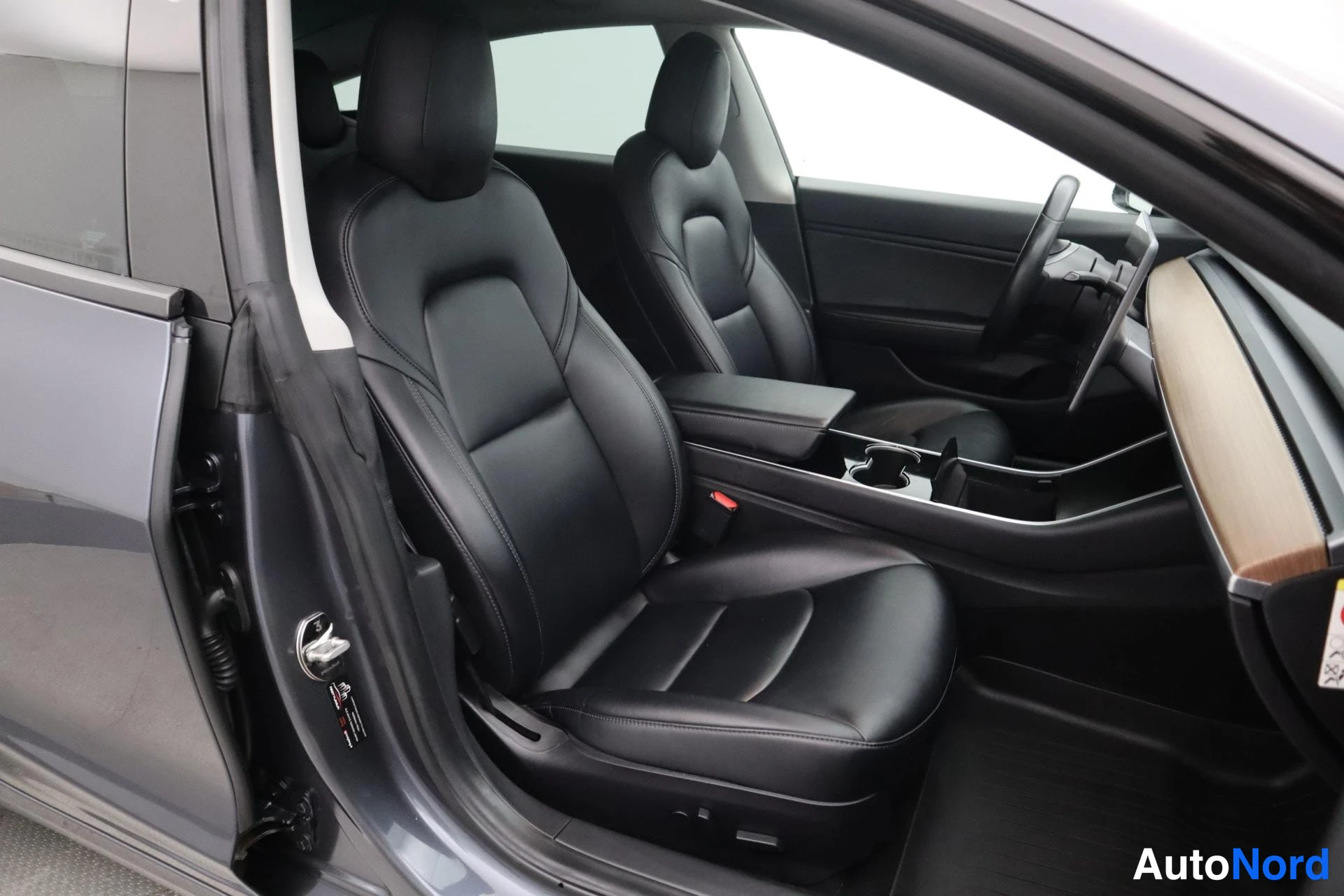 Harmaa Tesla Model 3 2019, kuva 20