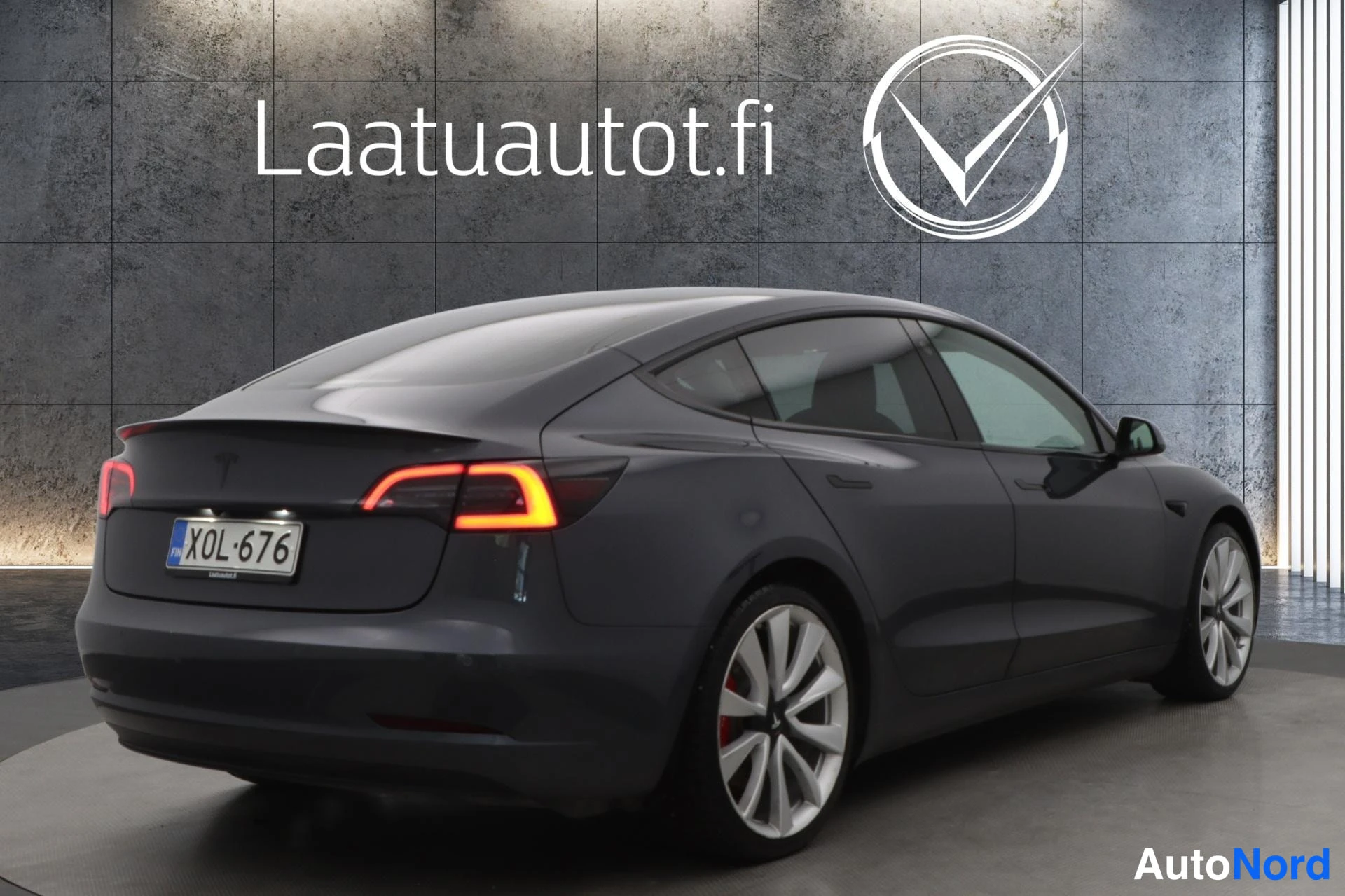 Harmaa Tesla Model 3 2019, takaviisto, kuva 6