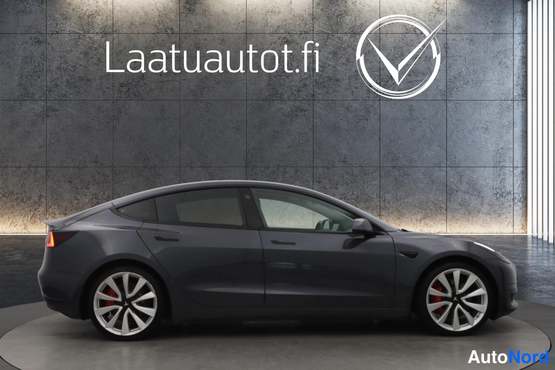 Harmaa Tesla Model 3 2019, takaviisto, kuva 4