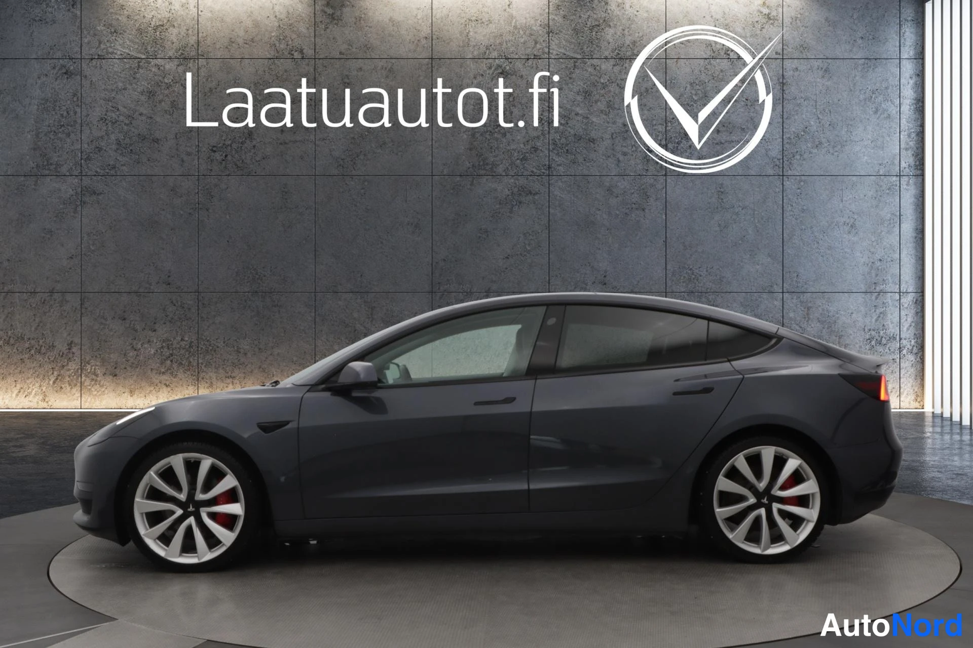 Harmaa Tesla Model 3 2019, etuviisto, keula vasemmalle, kuva 2