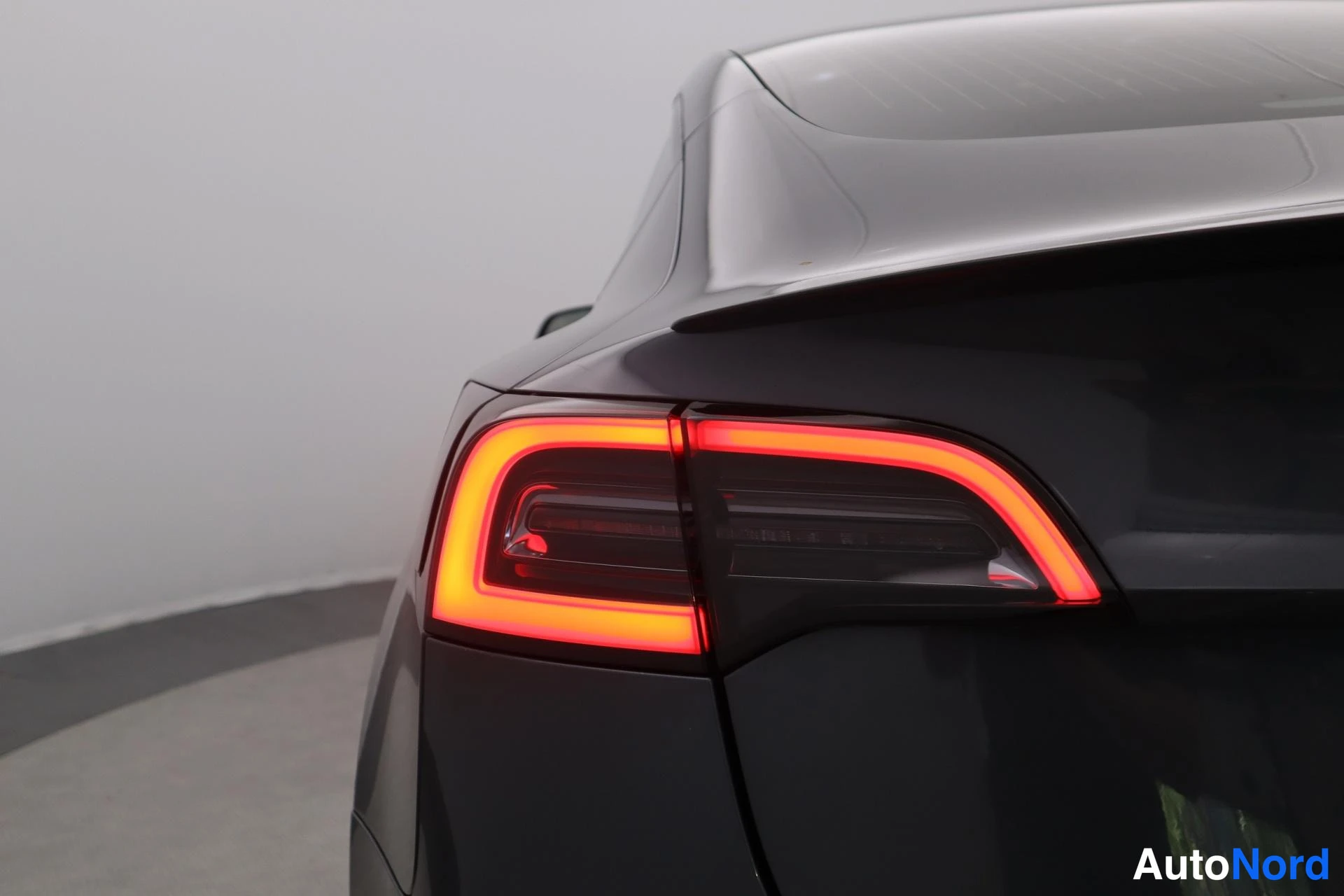 Harmaa Tesla Model 3 2019, takaa, kuva 7
