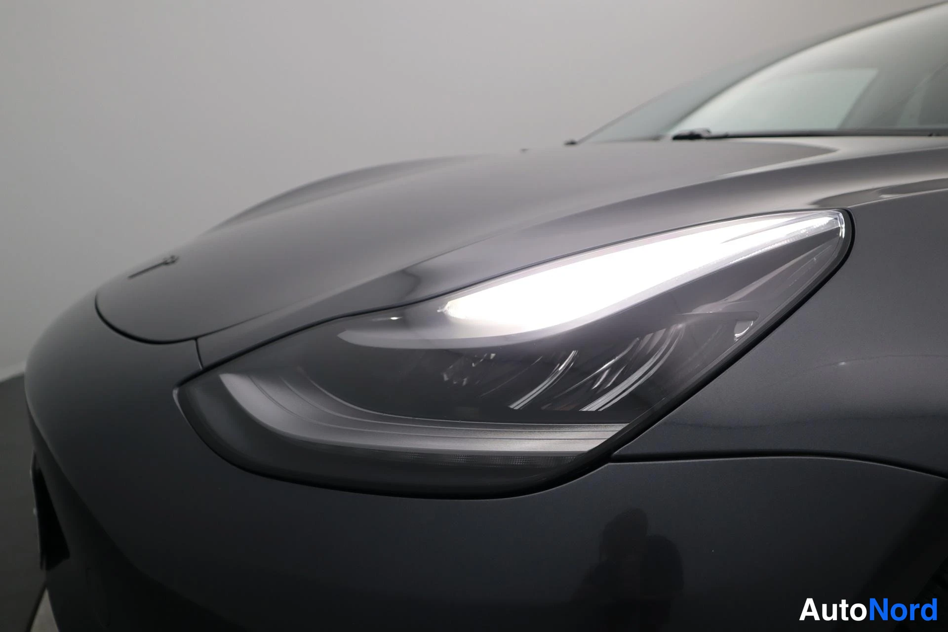 Harmaa Tesla Model 3 2019, kuva 30