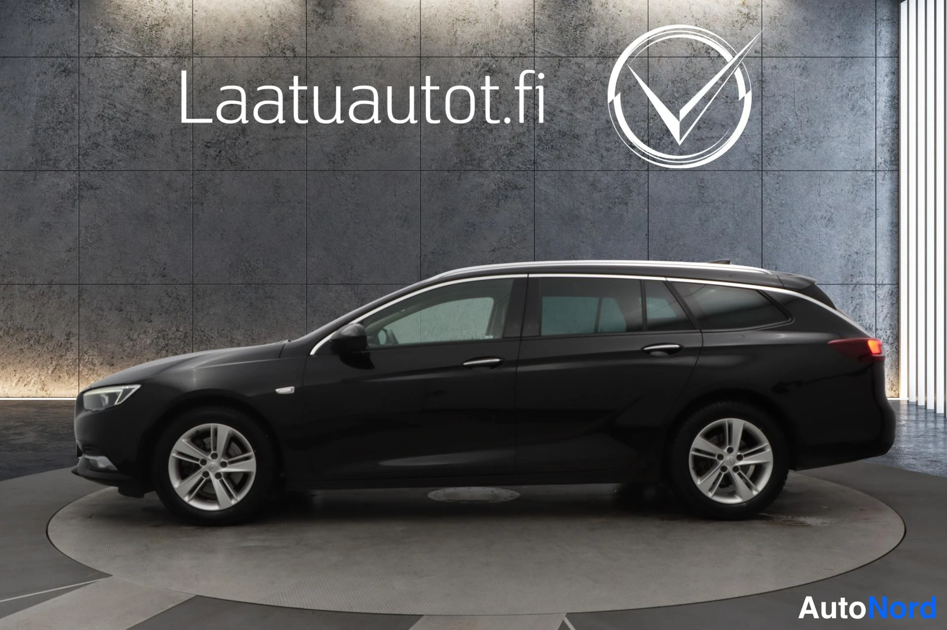 Musta Opel Insignia 2018, etuviisto, keula vasemmalle, kuva 2