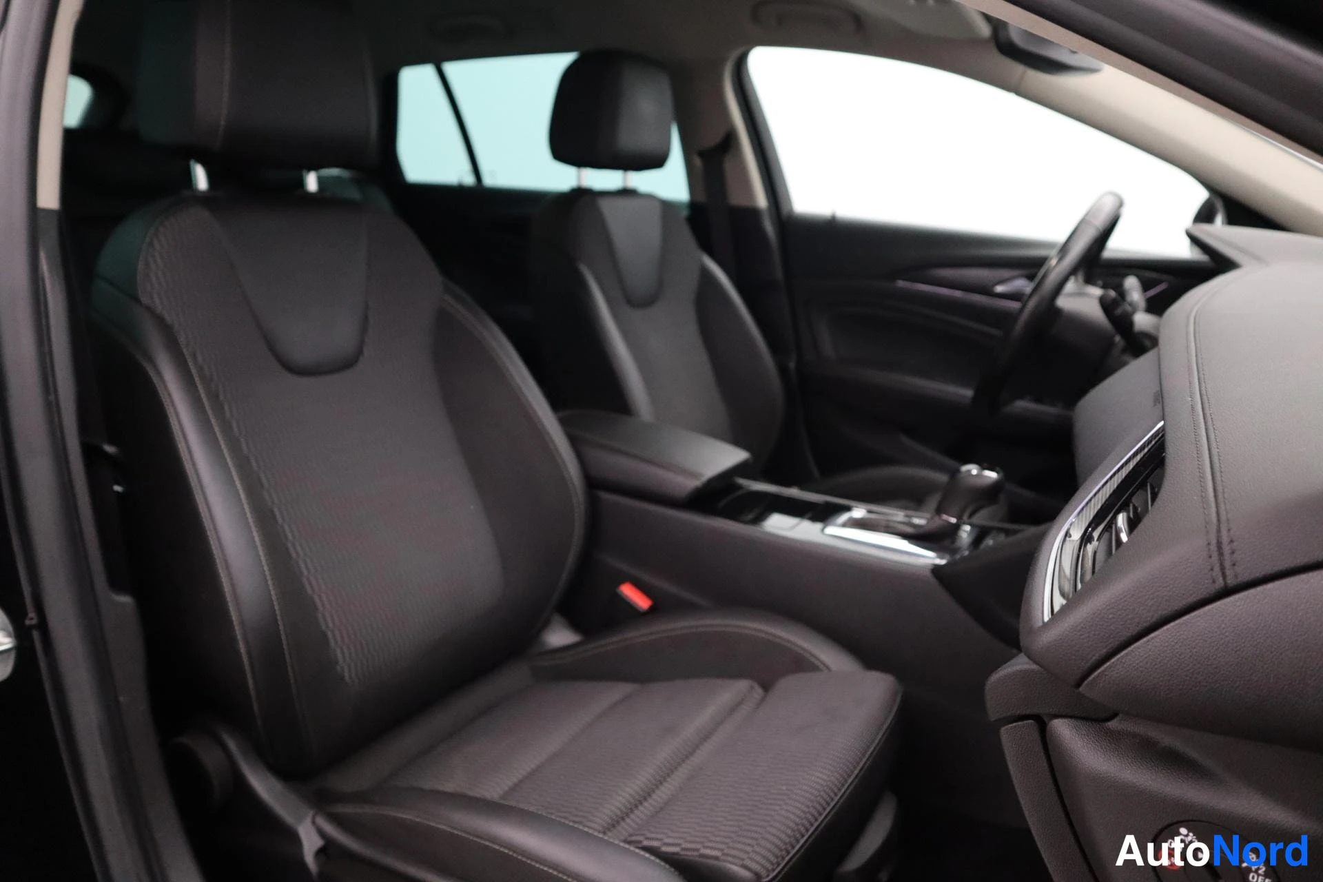 Musta Opel Insignia 2018, kuva 11