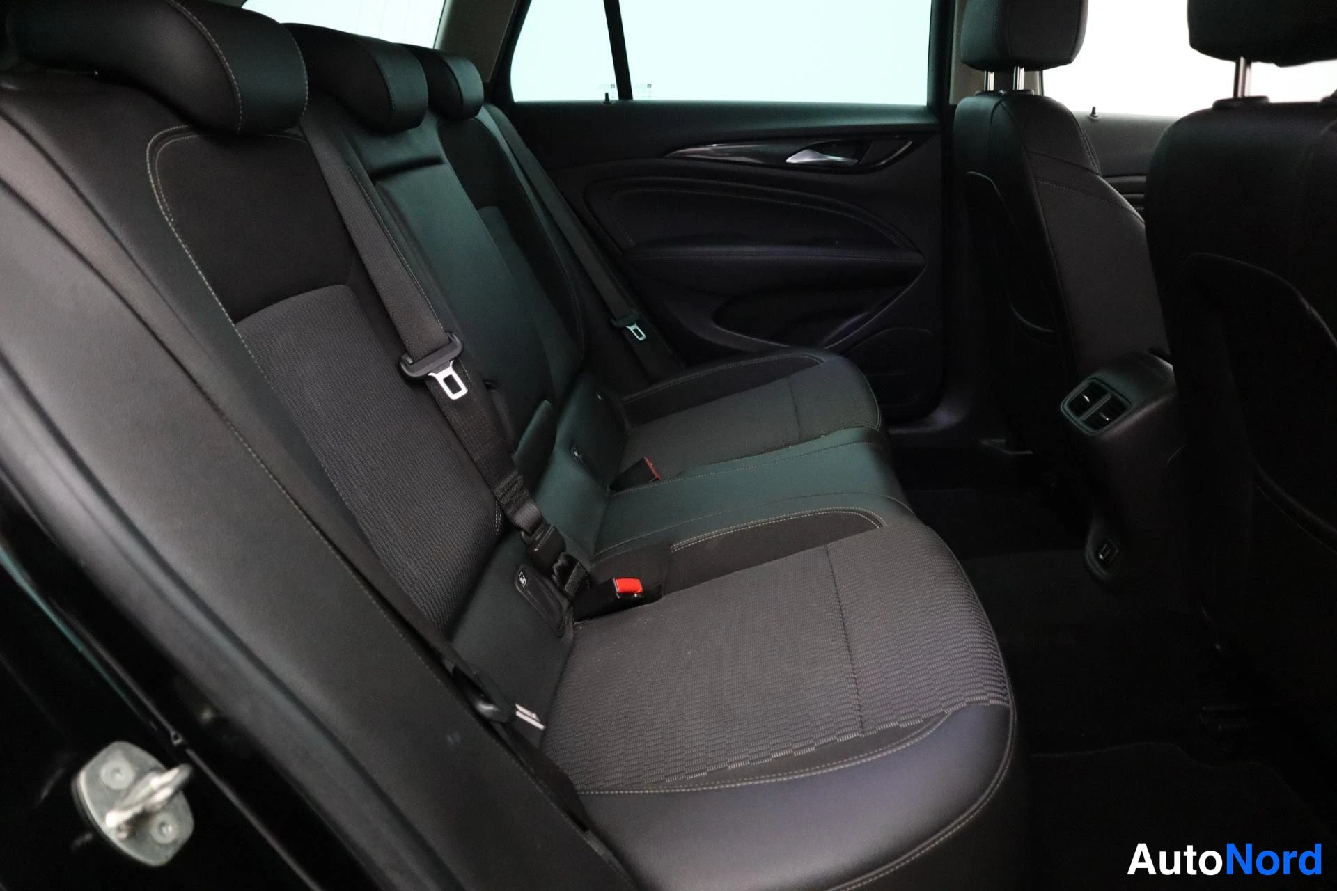 Musta Opel Insignia 2018, kuva 13