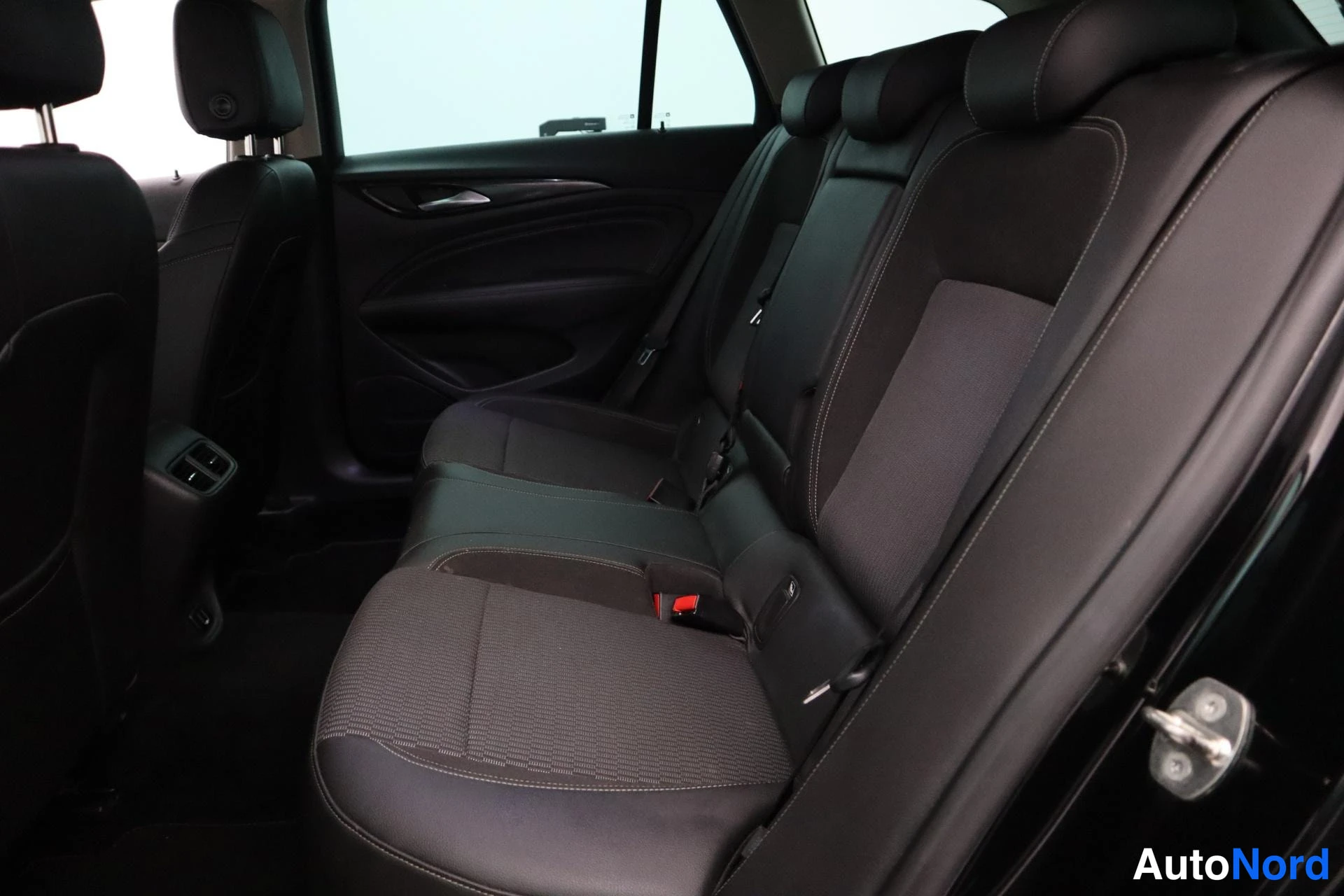 Musta Opel Insignia 2018, kuva 14