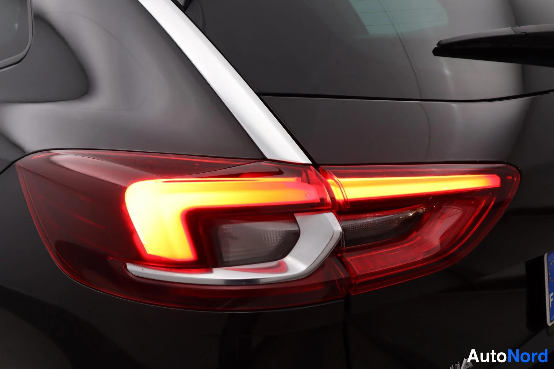 Musta Opel Insignia 2018, kuva 19