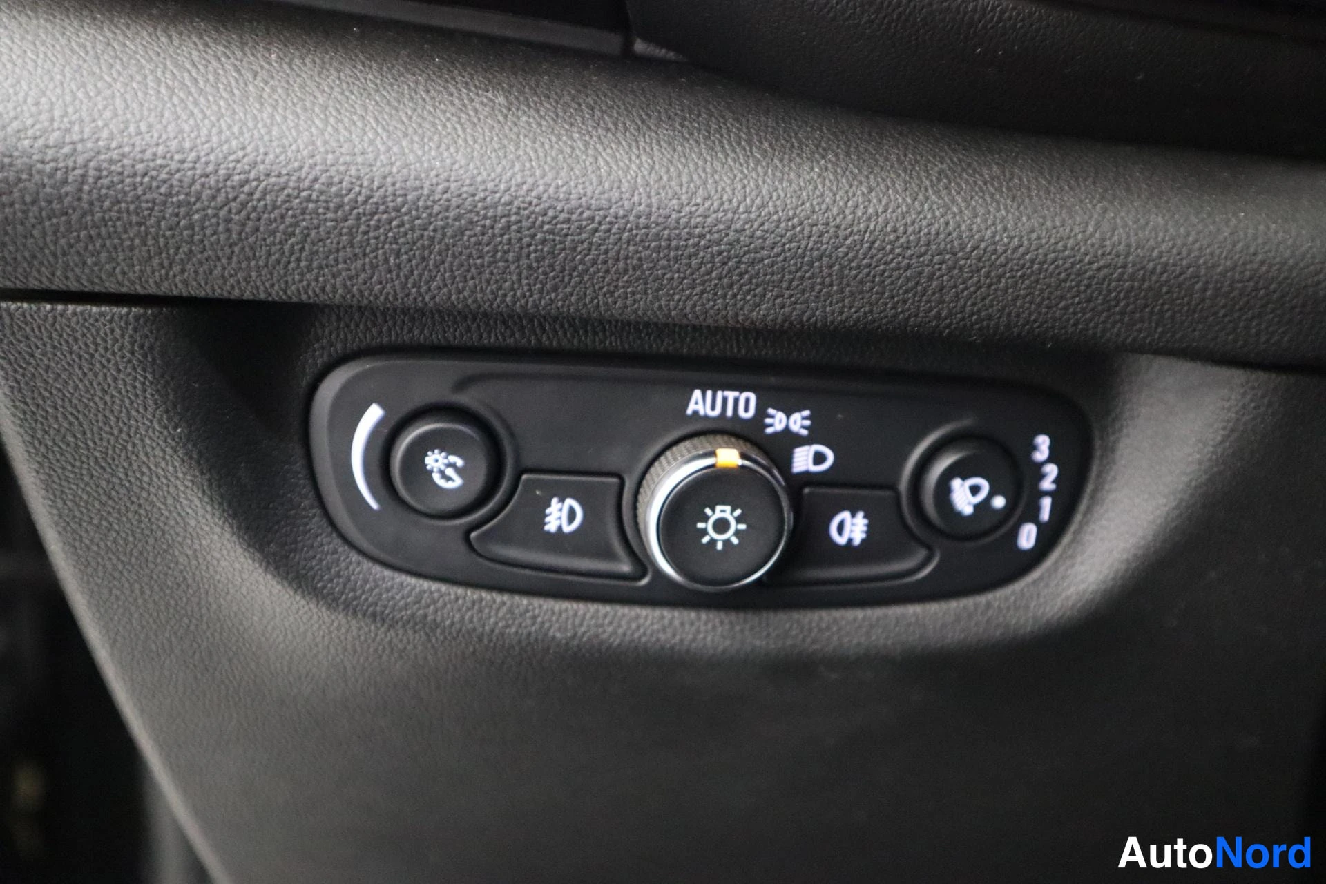 Musta Opel Insignia 2018, kuva 30