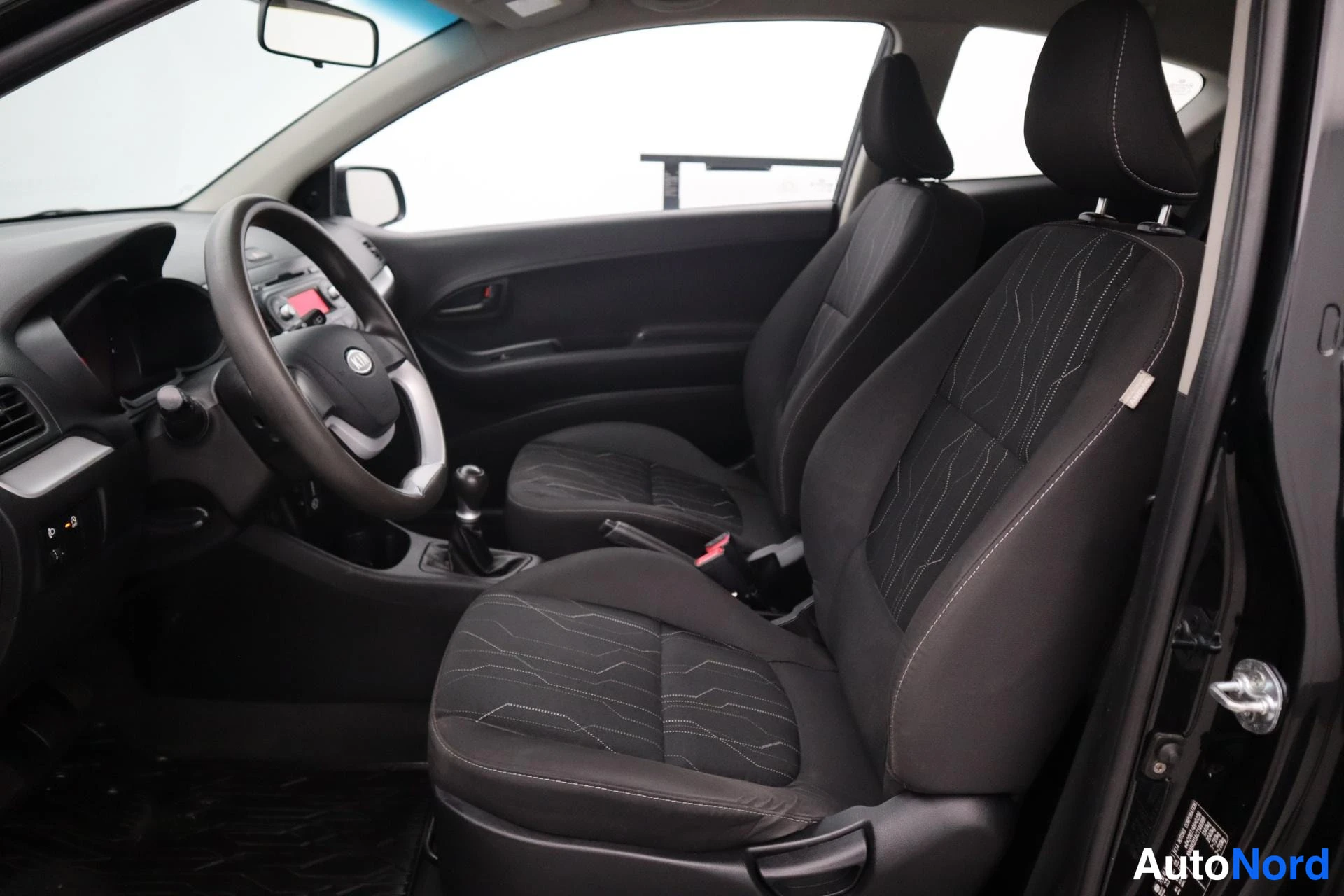 Musta Kia Picanto 2012, etuviisto, keula oikealle, kuva 6