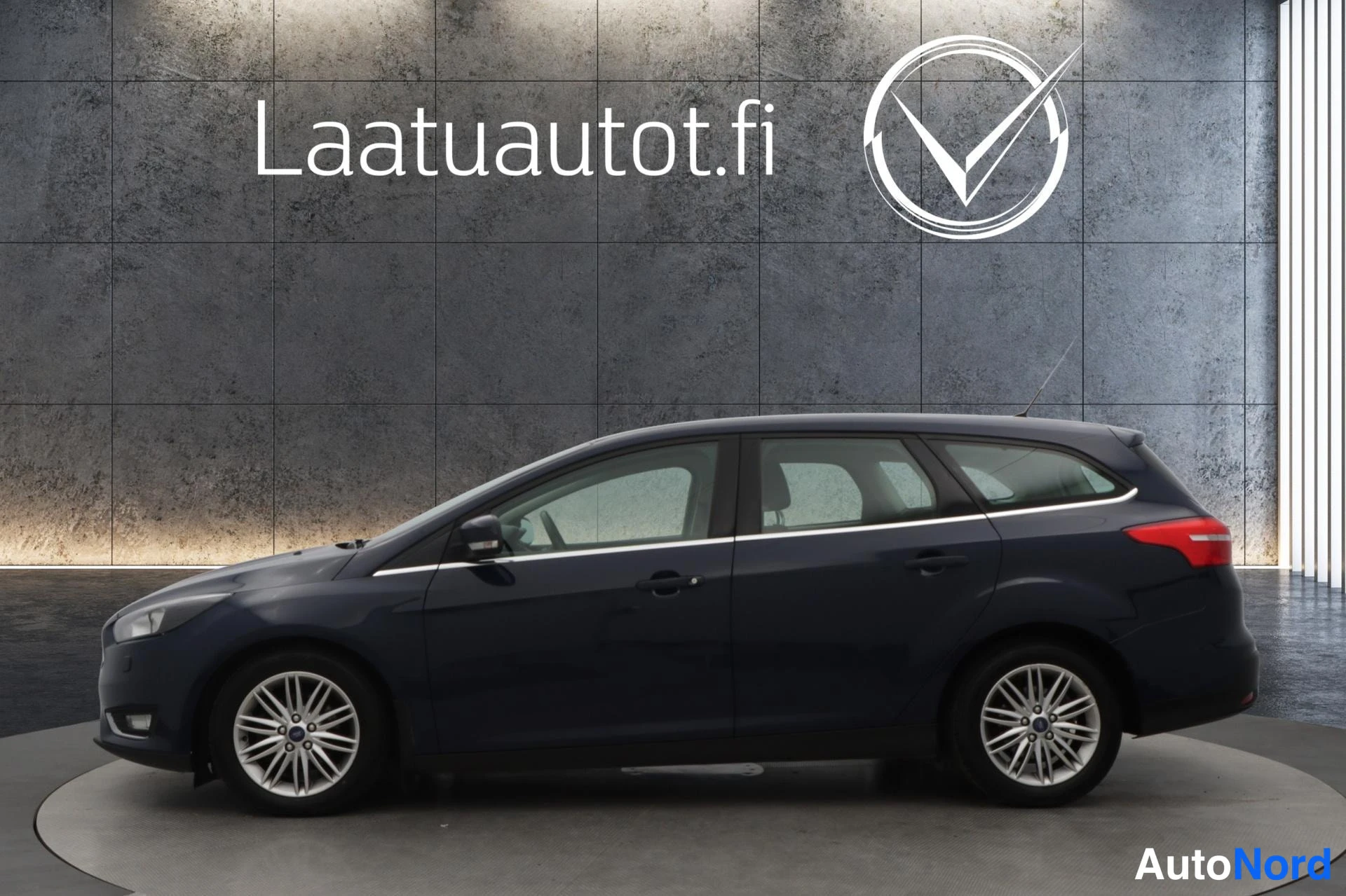 Sininen Ford Focus 2015, etuviisto, keula vasemmalle, kuva 2