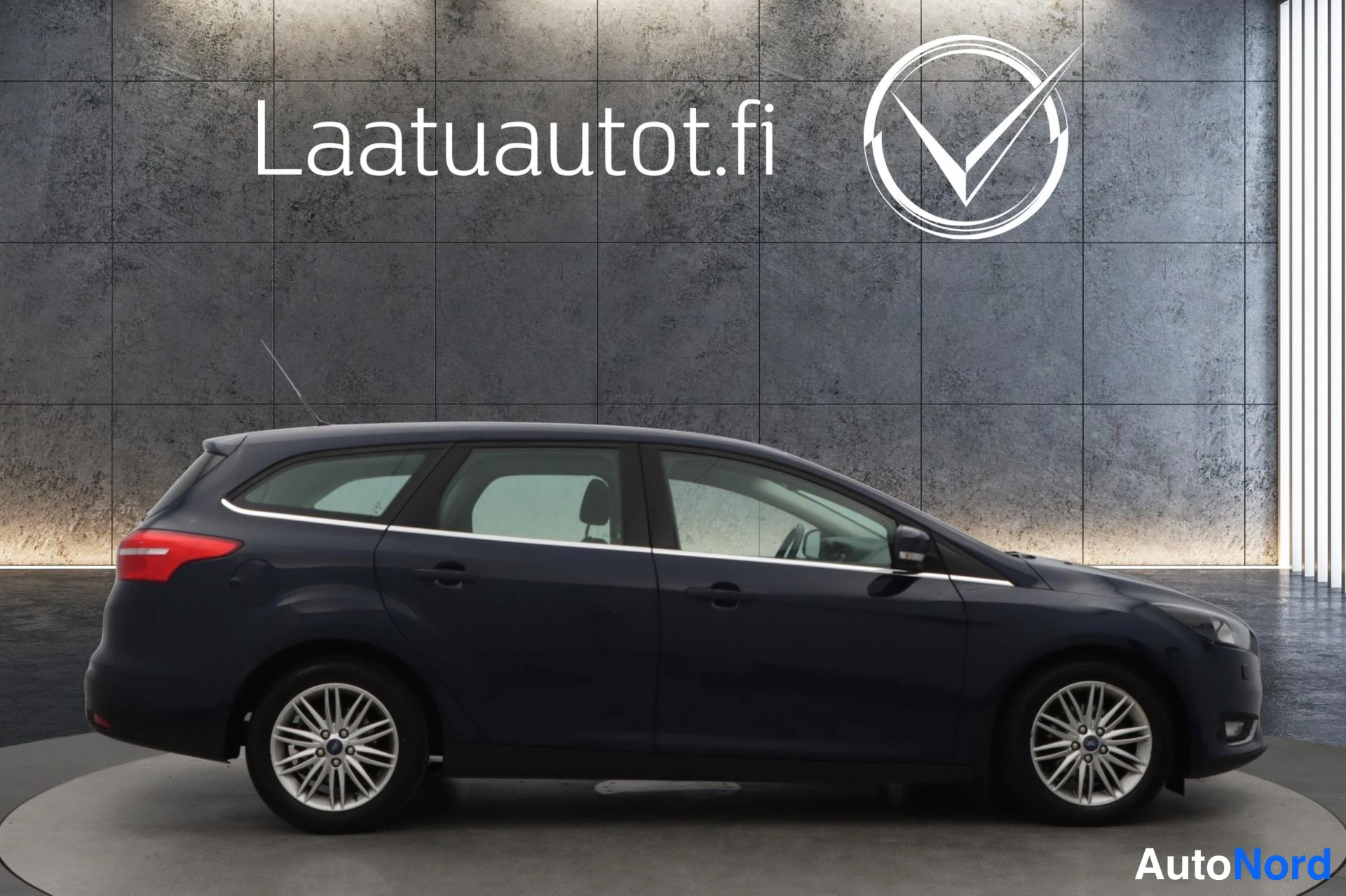 Sininen Ford Focus 2015, etuviisto, keula oikealle, kuva 3