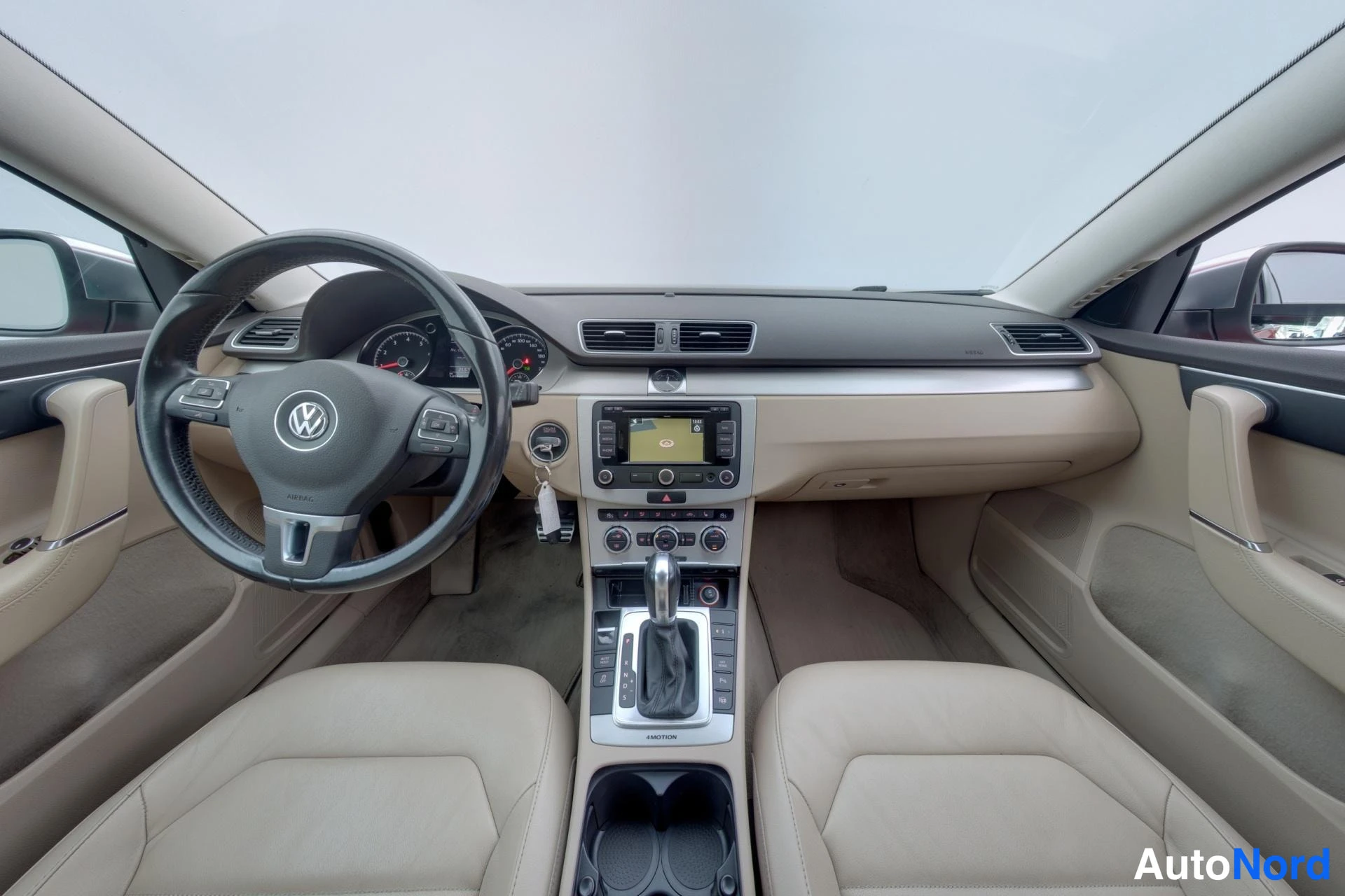 Punainen Volkswagen Passat 2013, kuva 13