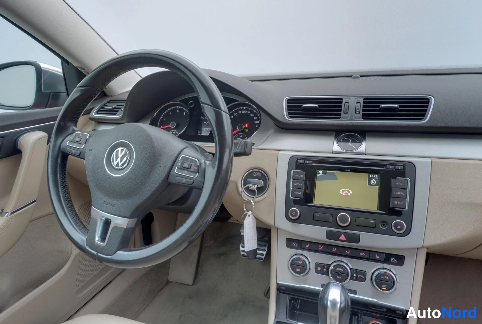 Punainen Volkswagen Passat 2013, kuva 14