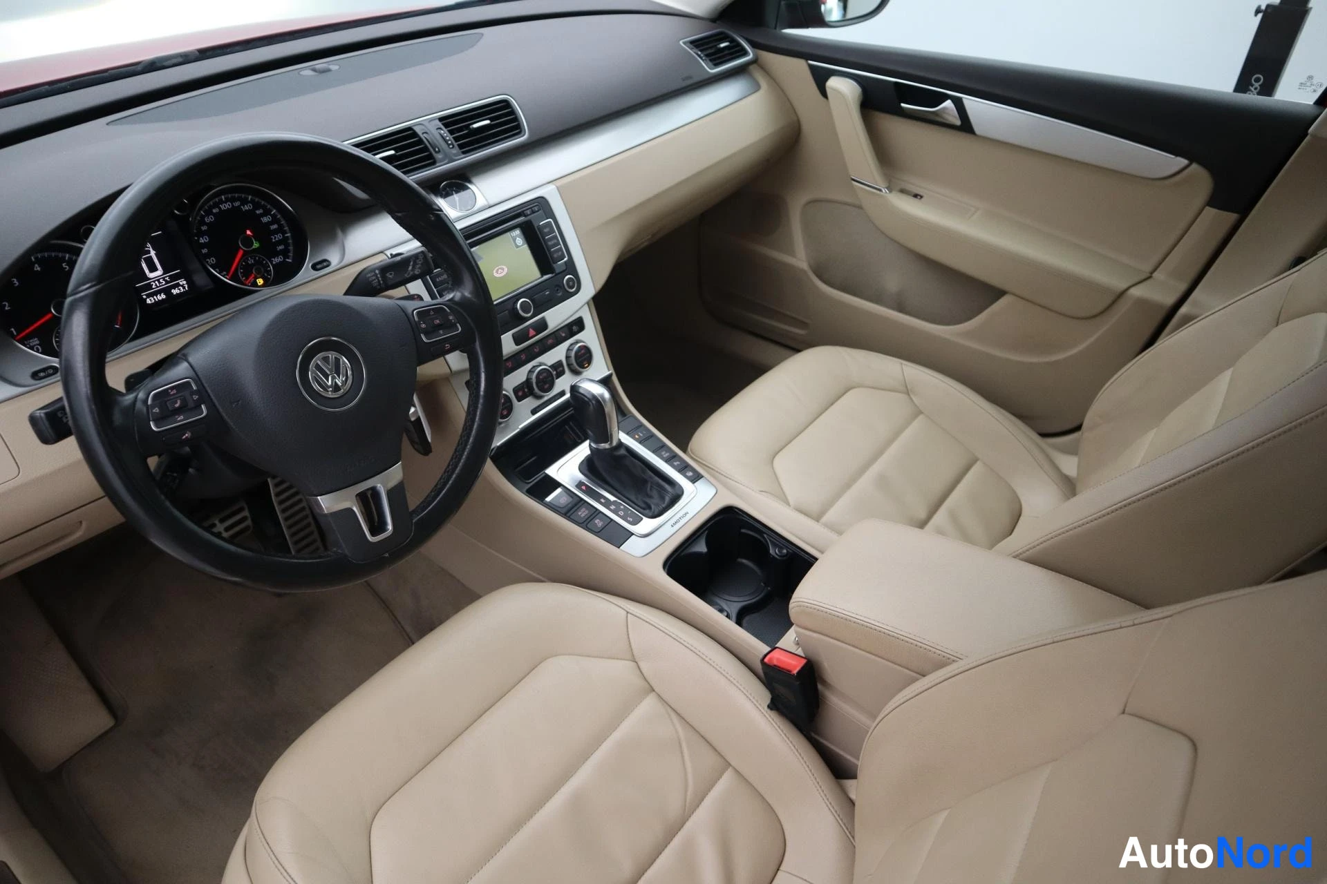 Punainen Volkswagen Passat 2013, kuva 15