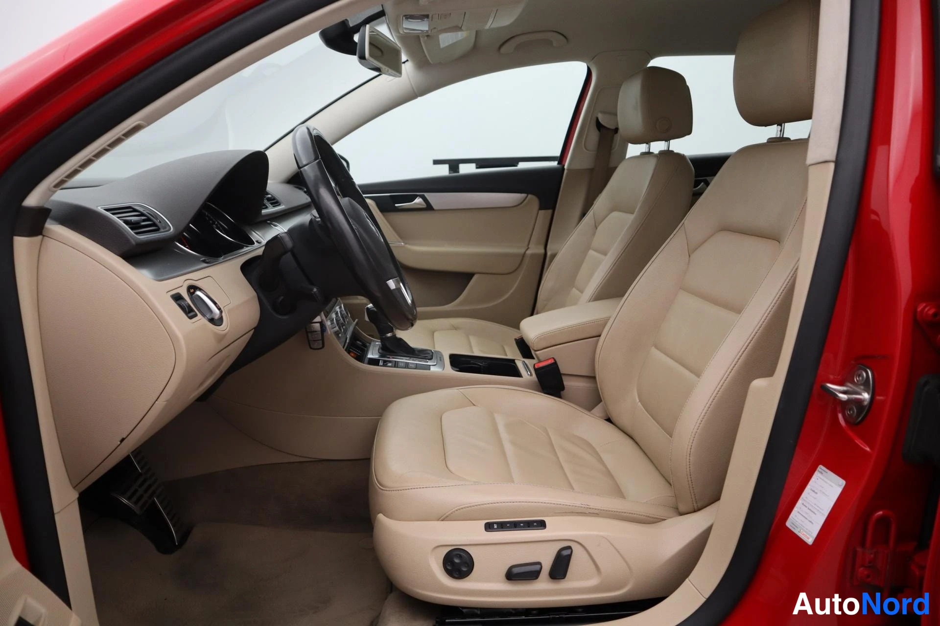 Punainen Volkswagen Passat 2013, kuva 16
